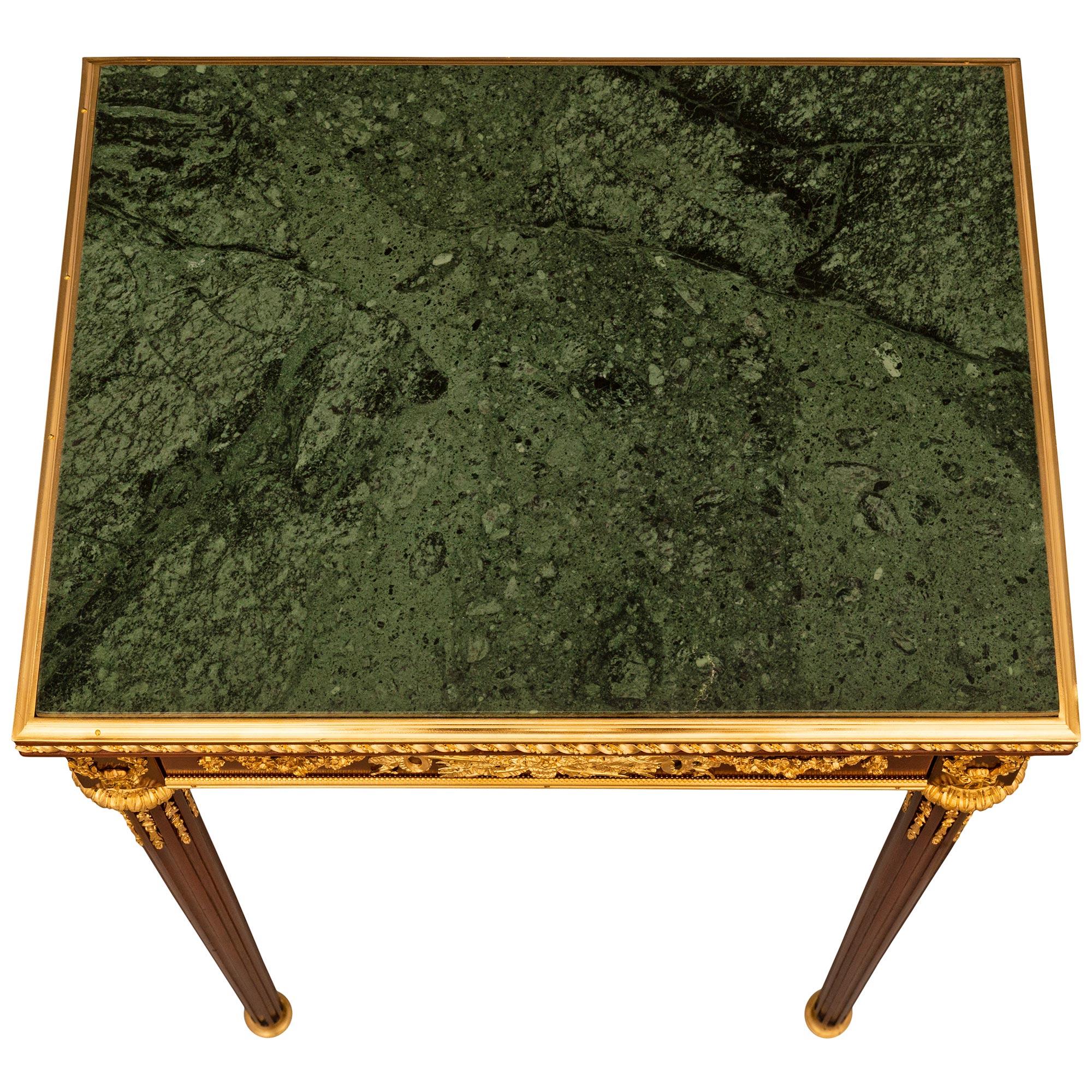 Table d'appoint française de la fin du XIXe siècle, de style Louis XVI, en acajou, bronze doré et marbre vert. en vente 5