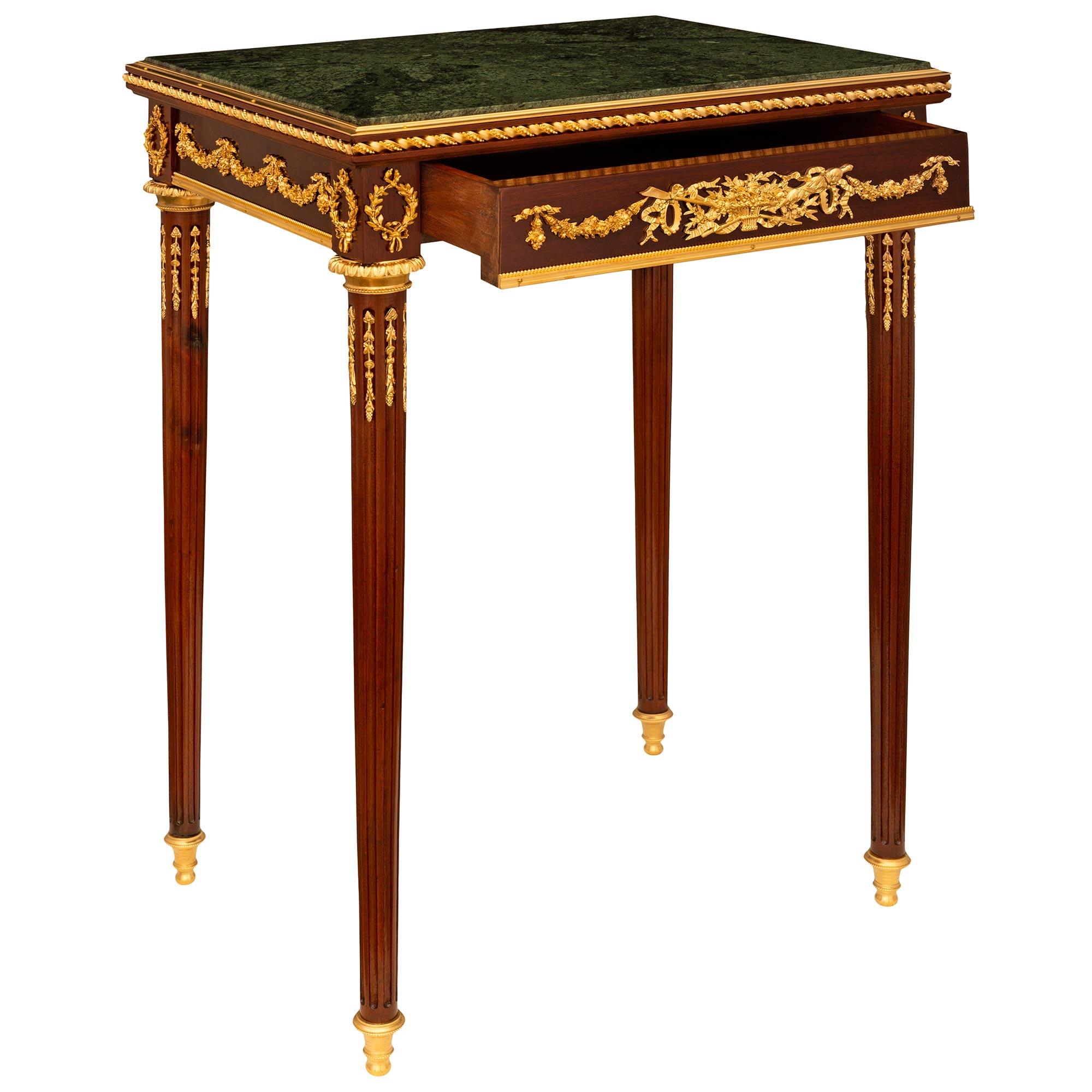 Français Table d'appoint française de la fin du XIXe siècle, de style Louis XVI, en acajou, bronze doré et marbre vert. en vente