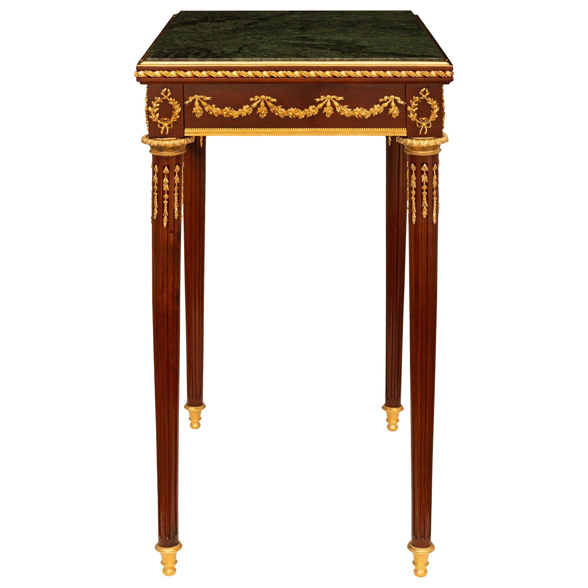 Table d'appoint française de la fin du XIXe siècle, de style Louis XVI, en acajou, bronze doré et marbre vert. Bon état - En vente à West Palm Beach, FL