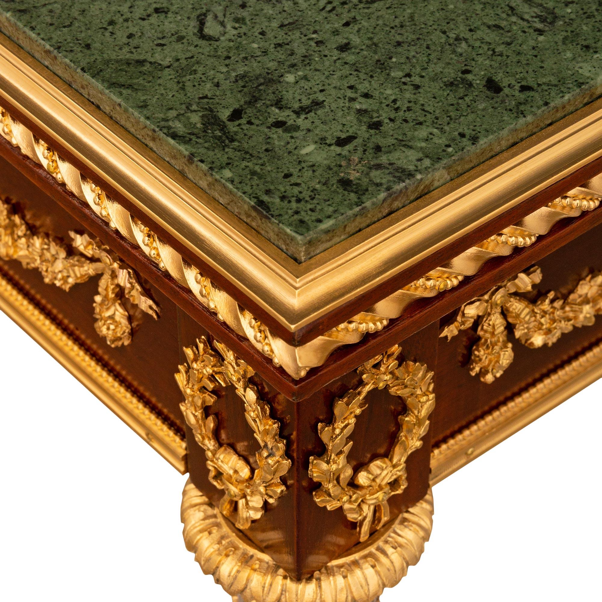 Bronze doré Table d'appoint française de la fin du XIXe siècle, de style Louis XVI, en acajou, bronze doré et marbre vert. en vente