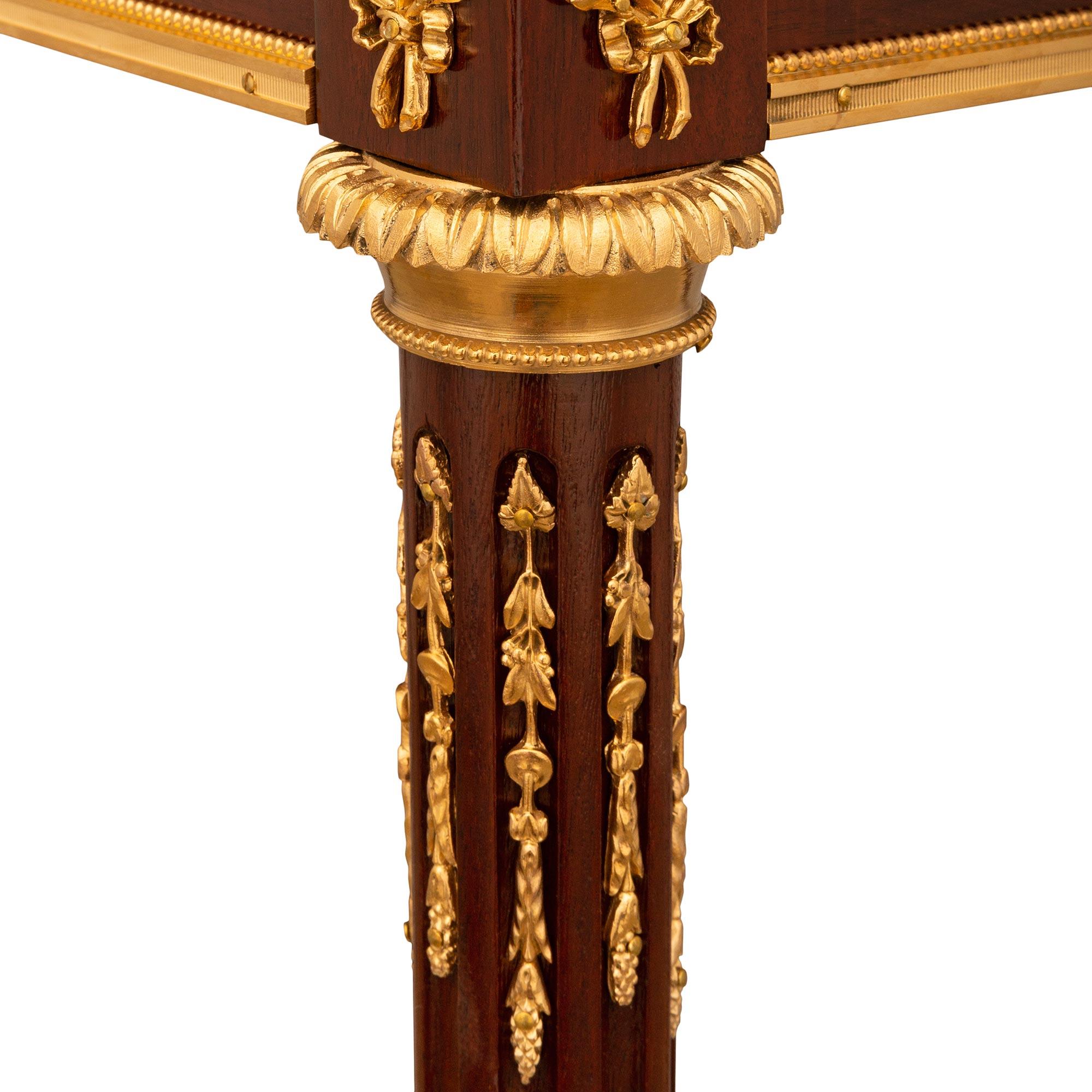 Table d'appoint française de la fin du XIXe siècle, de style Louis XVI, en acajou, bronze doré et marbre vert. en vente 1