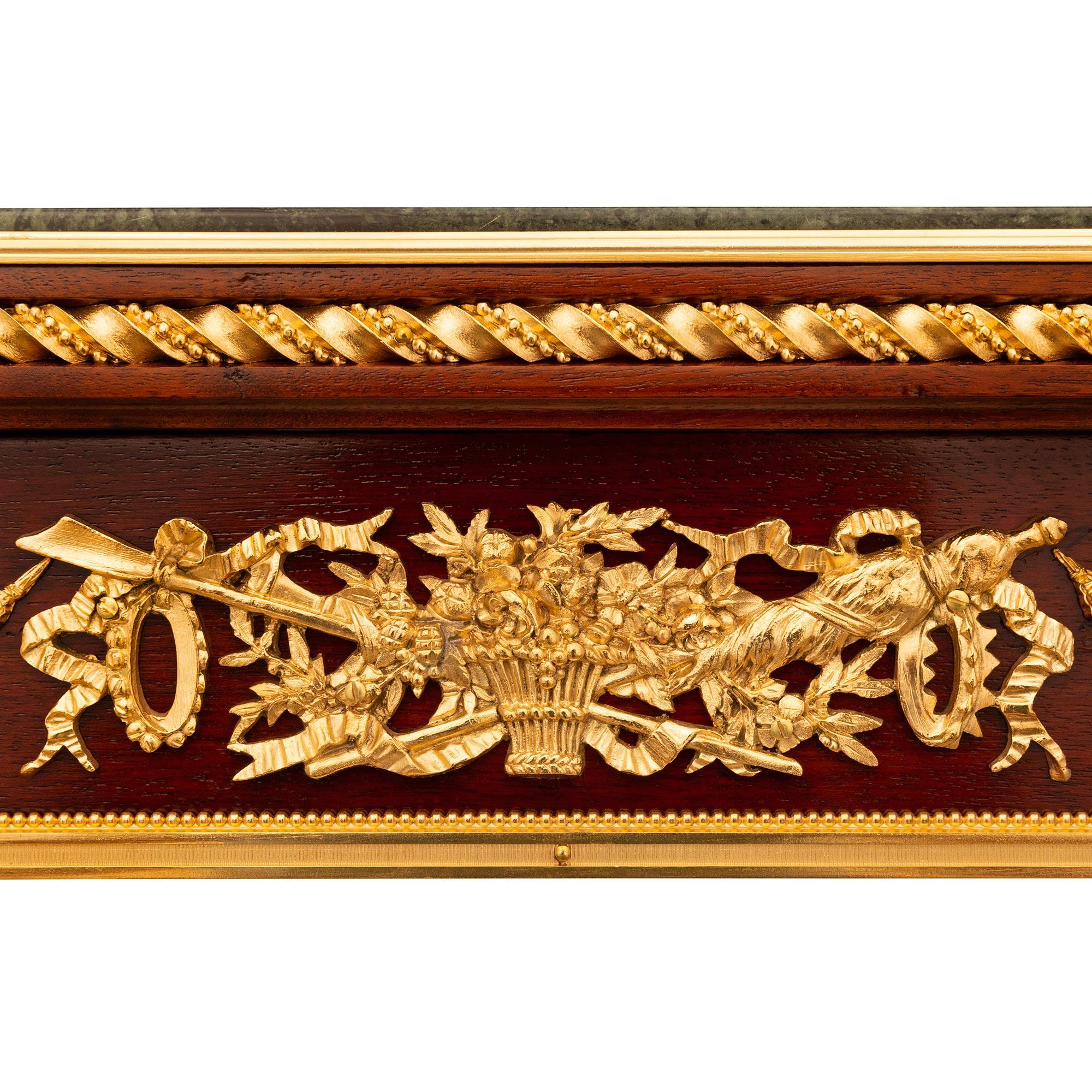 Table d'appoint française de la fin du XIXe siècle, de style Louis XVI, en acajou, bronze doré et marbre vert. en vente 2