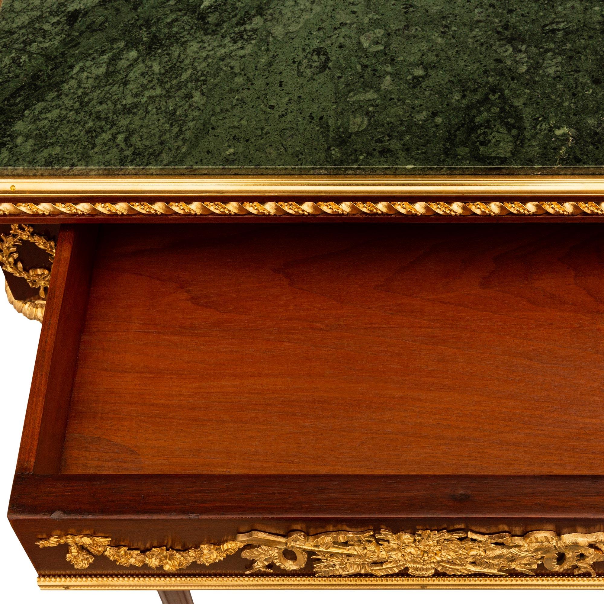 Table d'appoint française de la fin du XIXe siècle, de style Louis XVI, en acajou, bronze doré et marbre vert. en vente 3