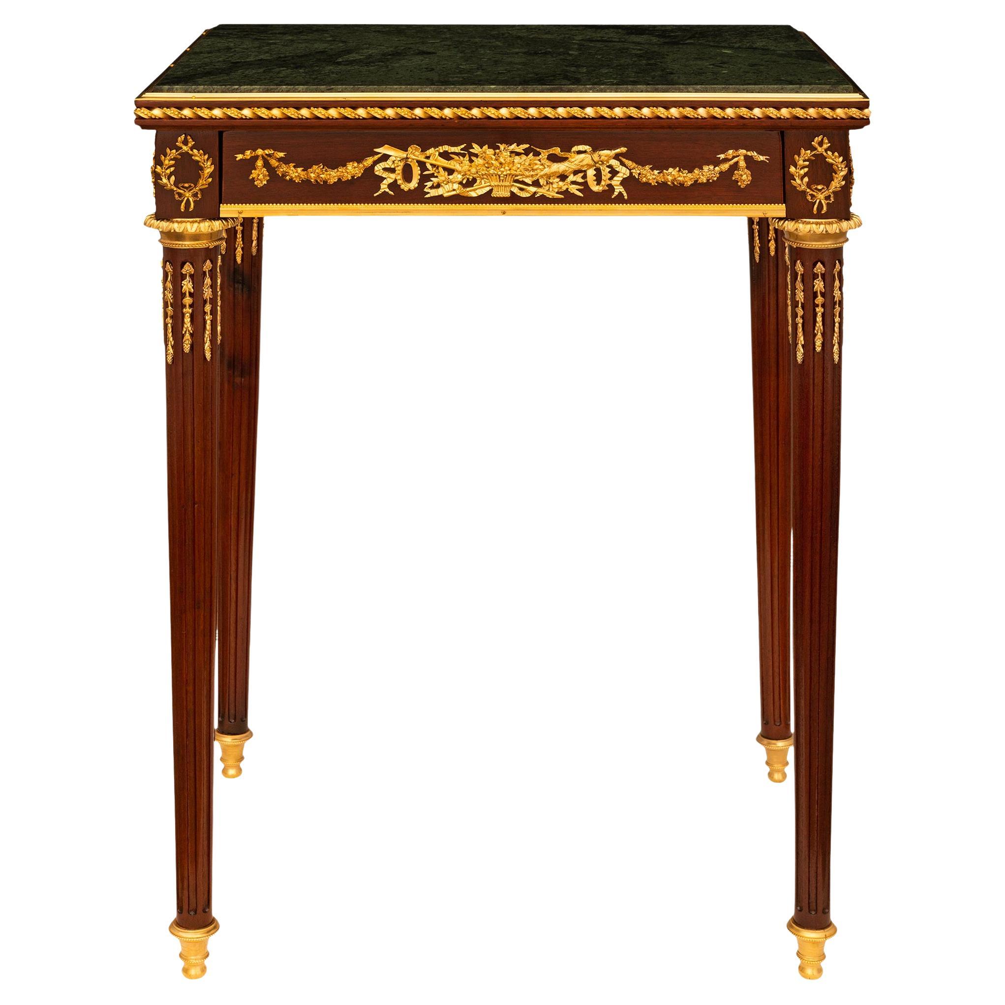 Table d'appoint française de la fin du XIXe siècle, de style Louis XVI, en acajou, bronze doré et marbre vert.