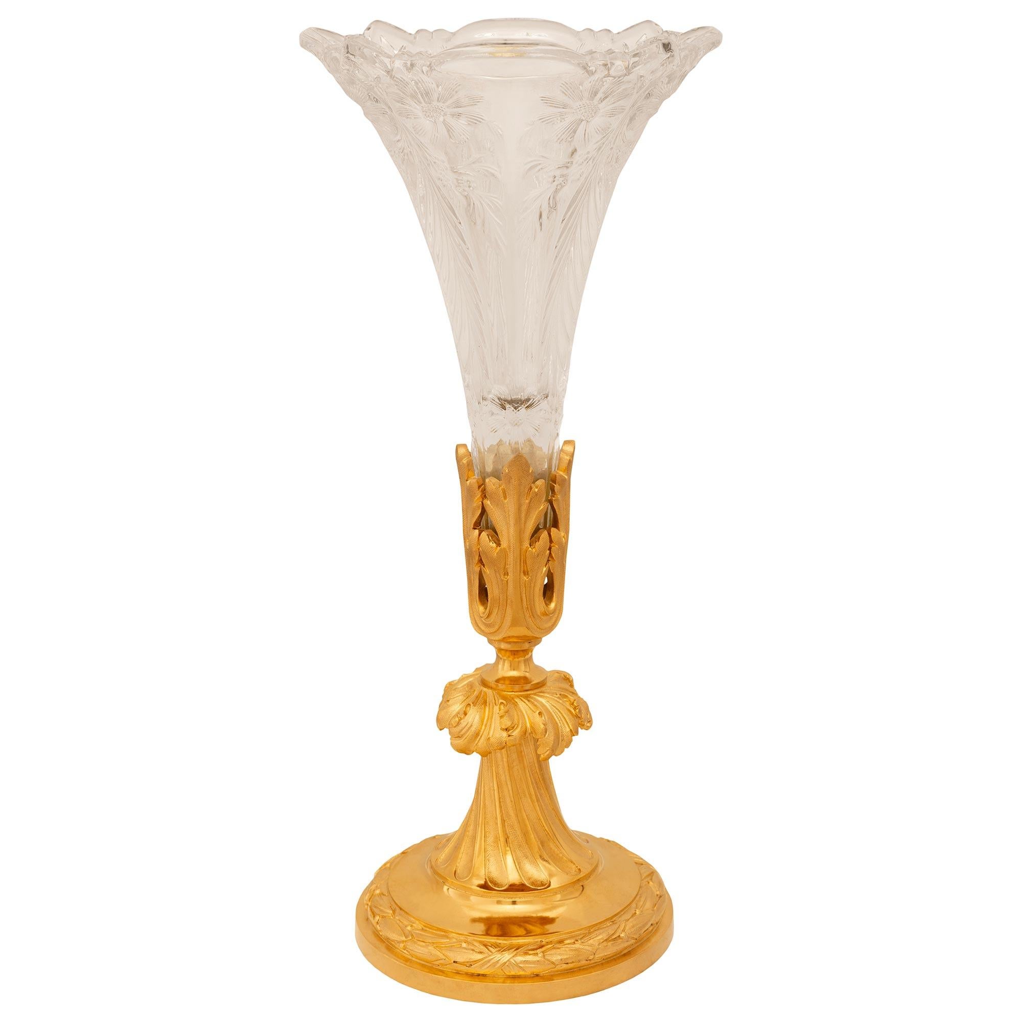 Francese Vaso francese della fine del XIX secolo in stile Luigi XVI in ormolu e cristallo Baccarat in vendita