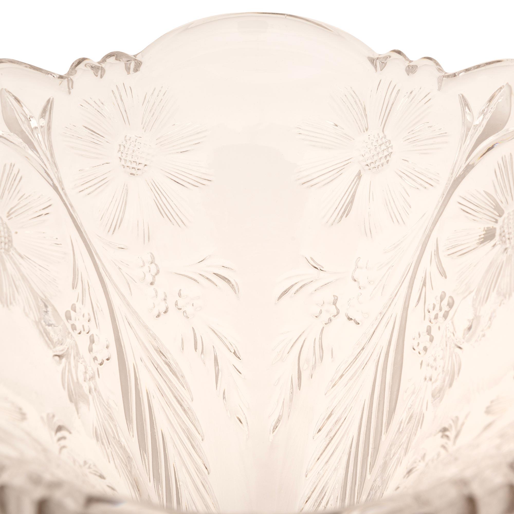 Vaso francese della fine del XIX secolo in stile Luigi XVI in ormolu e cristallo Baccarat In condizioni buone in vendita a West Palm Beach, FL