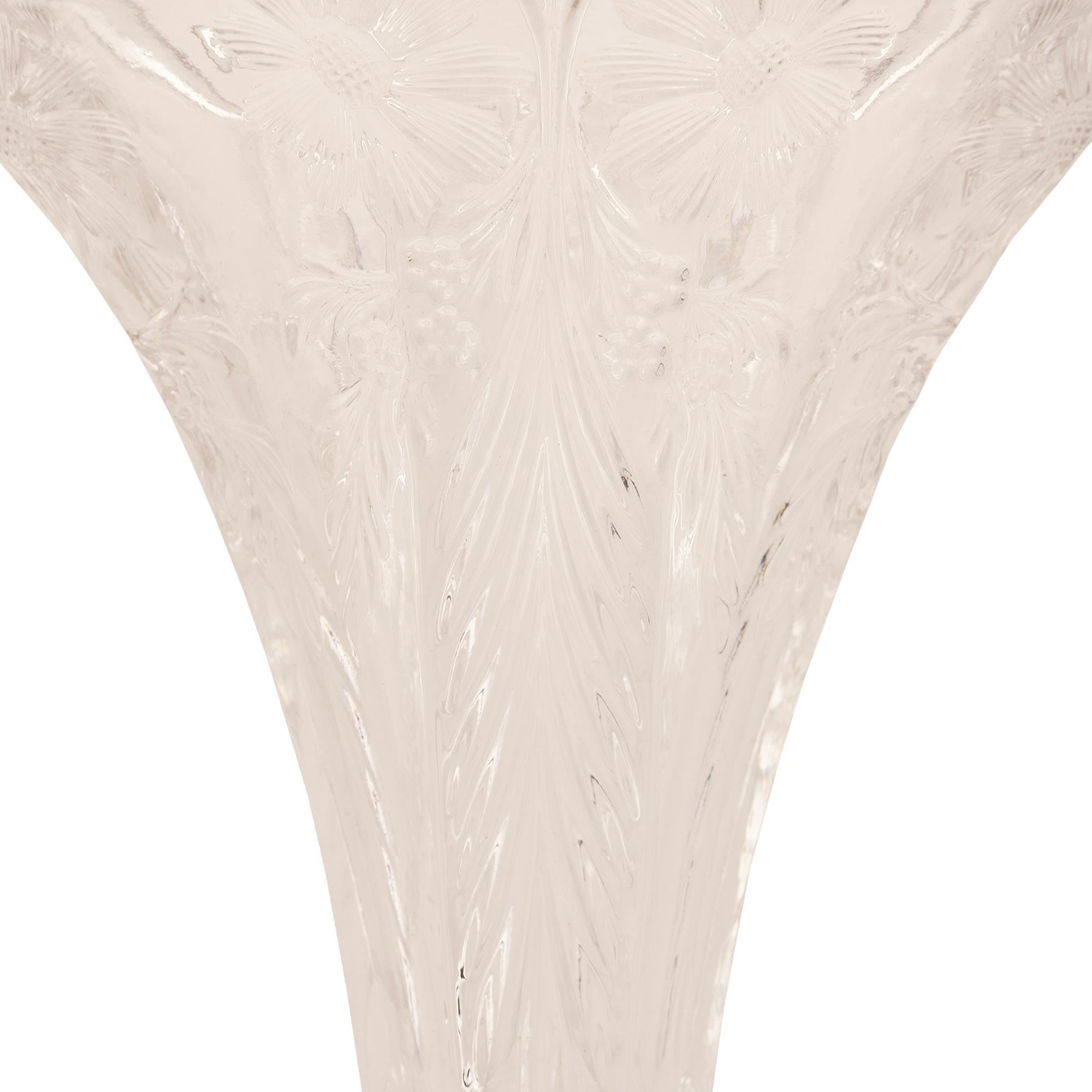 Cristallo Vaso francese della fine del XIX secolo in stile Luigi XVI in ormolu e cristallo Baccarat in vendita