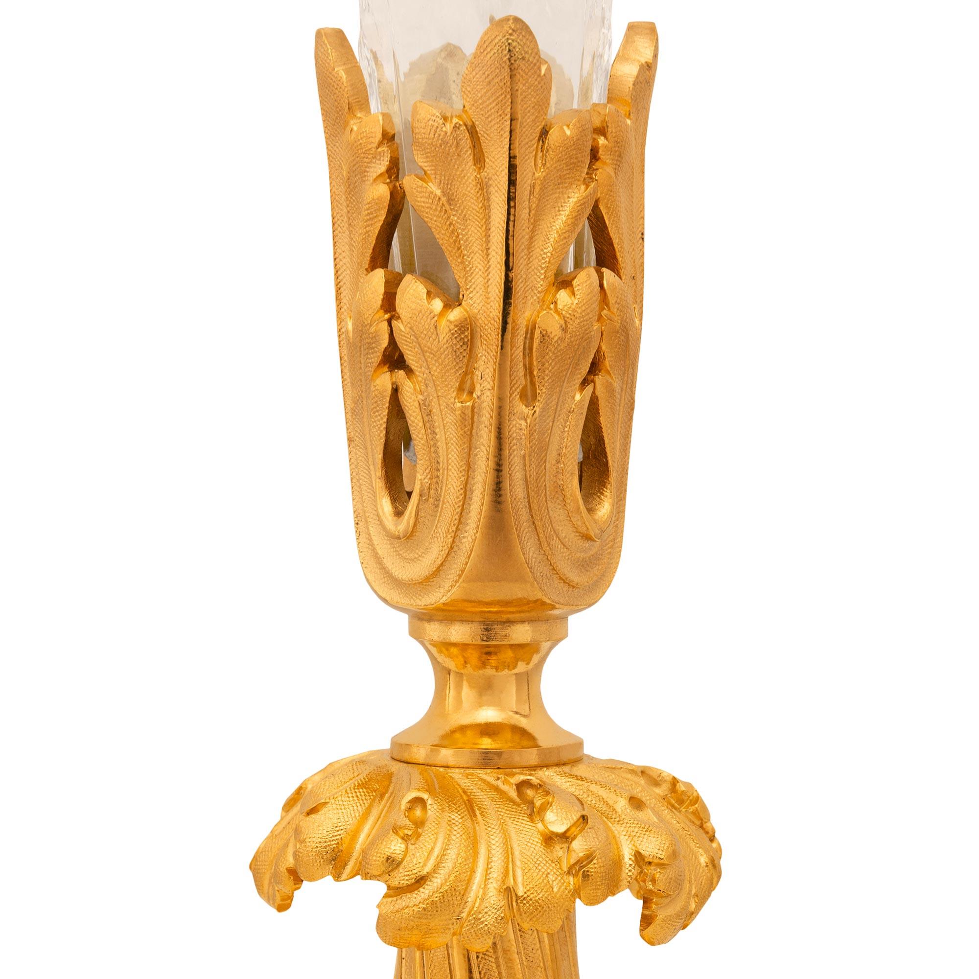 Vaso francese della fine del XIX secolo in stile Luigi XVI in ormolu e cristallo Baccarat in vendita 1