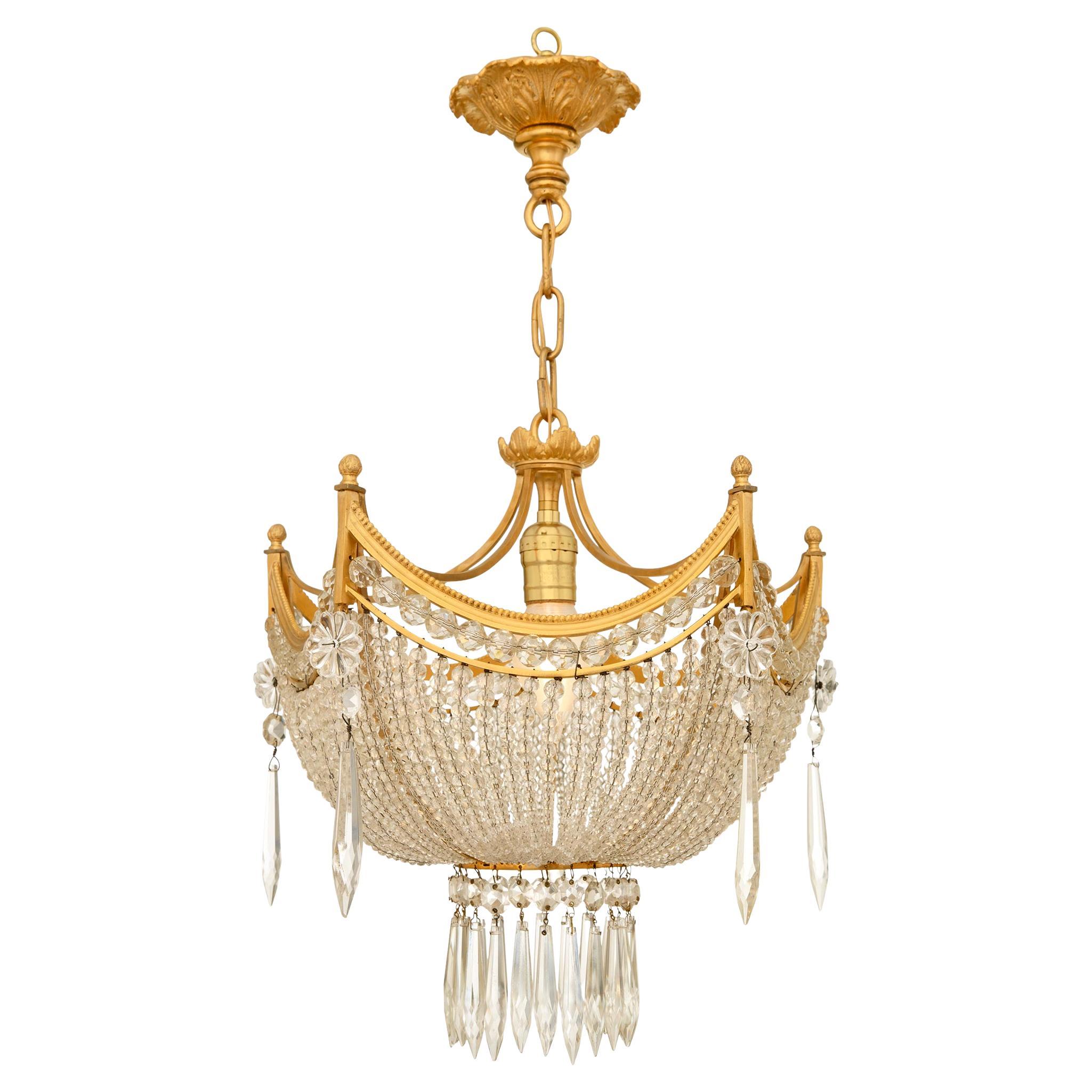 Lustre français de la fin du 19ème siècle, de style Louis XVI, en bronze doré et cristal.