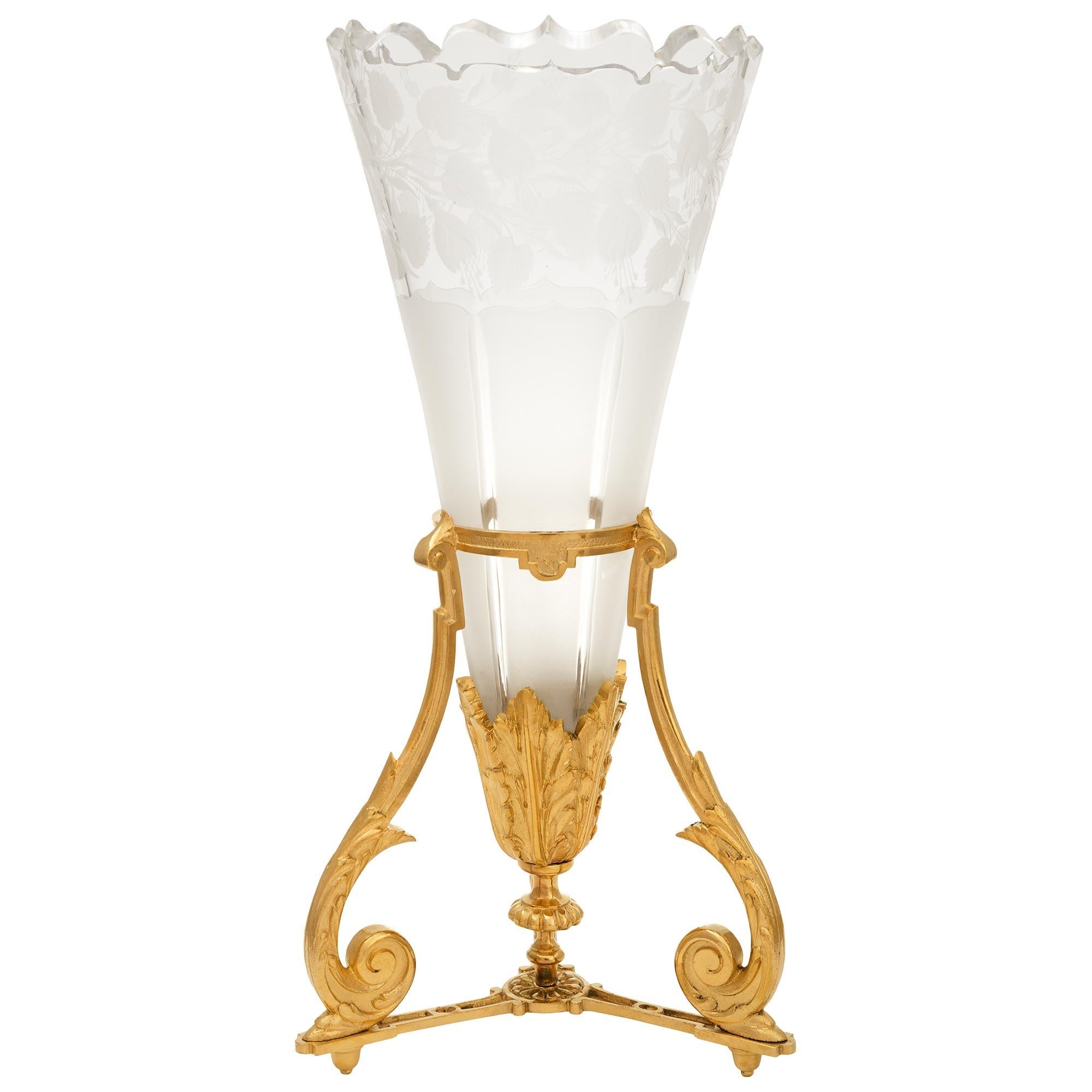 Francese Vaso francese della fine del XIX secolo in stile Luigi XVI in ormolu e cristallo in vendita