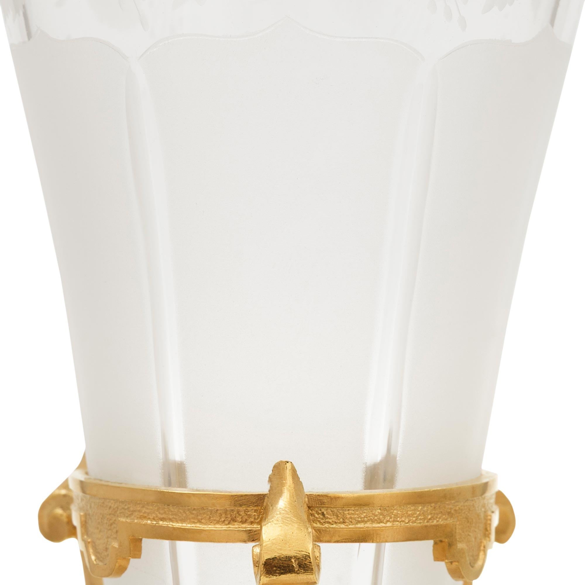 Cristallo Vaso francese della fine del XIX secolo in stile Luigi XVI in ormolu e cristallo in vendita