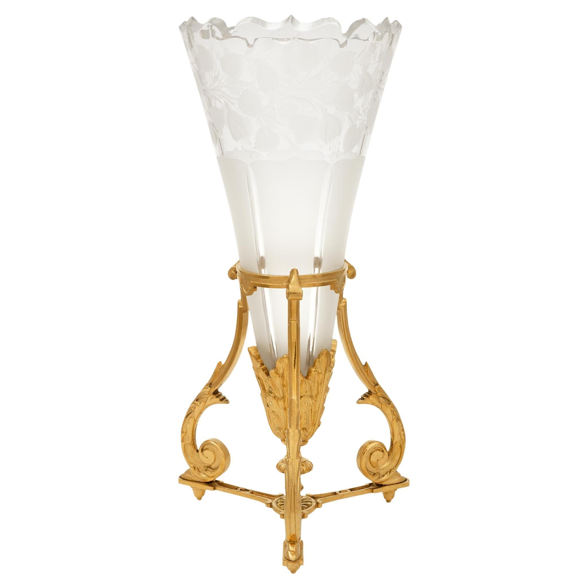 Vaso francese della fine del XIX secolo in stile Luigi XVI in ormolu e cristallo in vendita