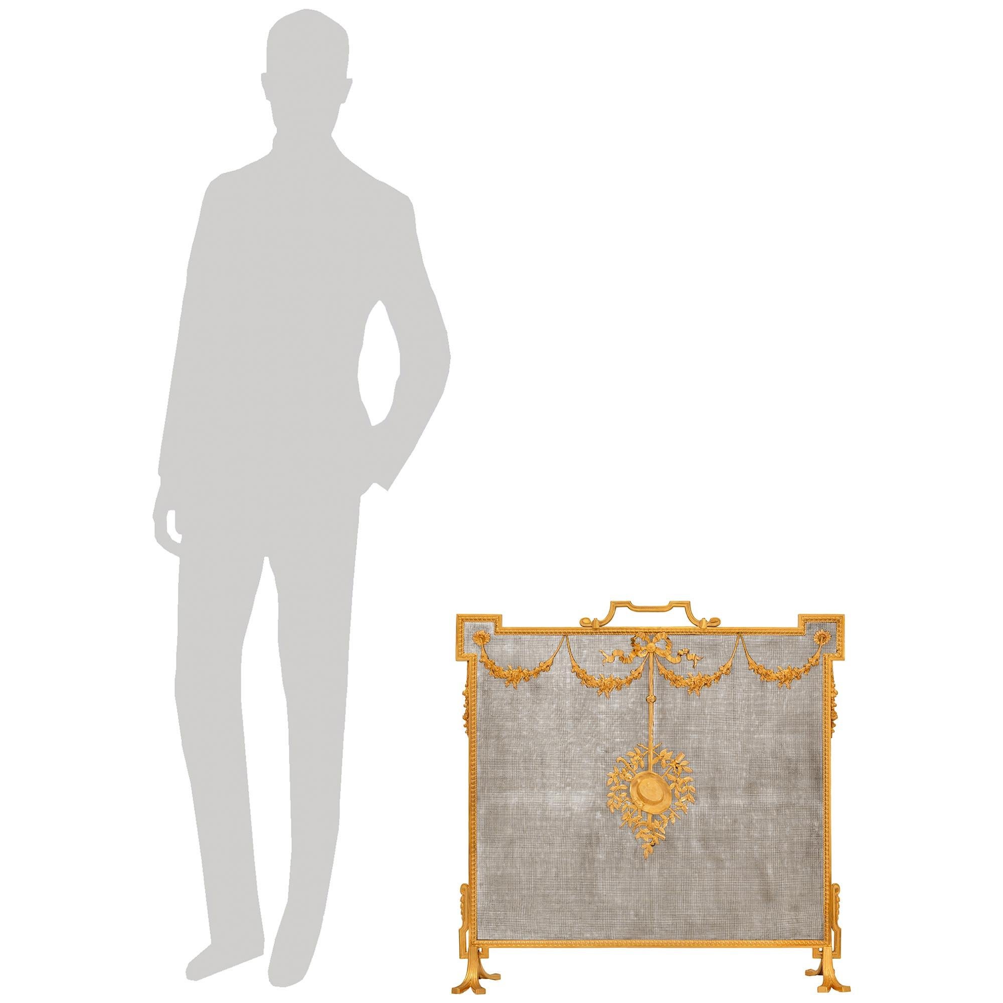 Meraviglioso e molto decorativo paravento per caminetto francese della fine del XIX secolo in stile Luigi XVI. Questo parafuoco quadrato di alta qualità si regge su due piedini a spacco sostenuti da supporti a chiave greca su ogni angolo. Il bordo