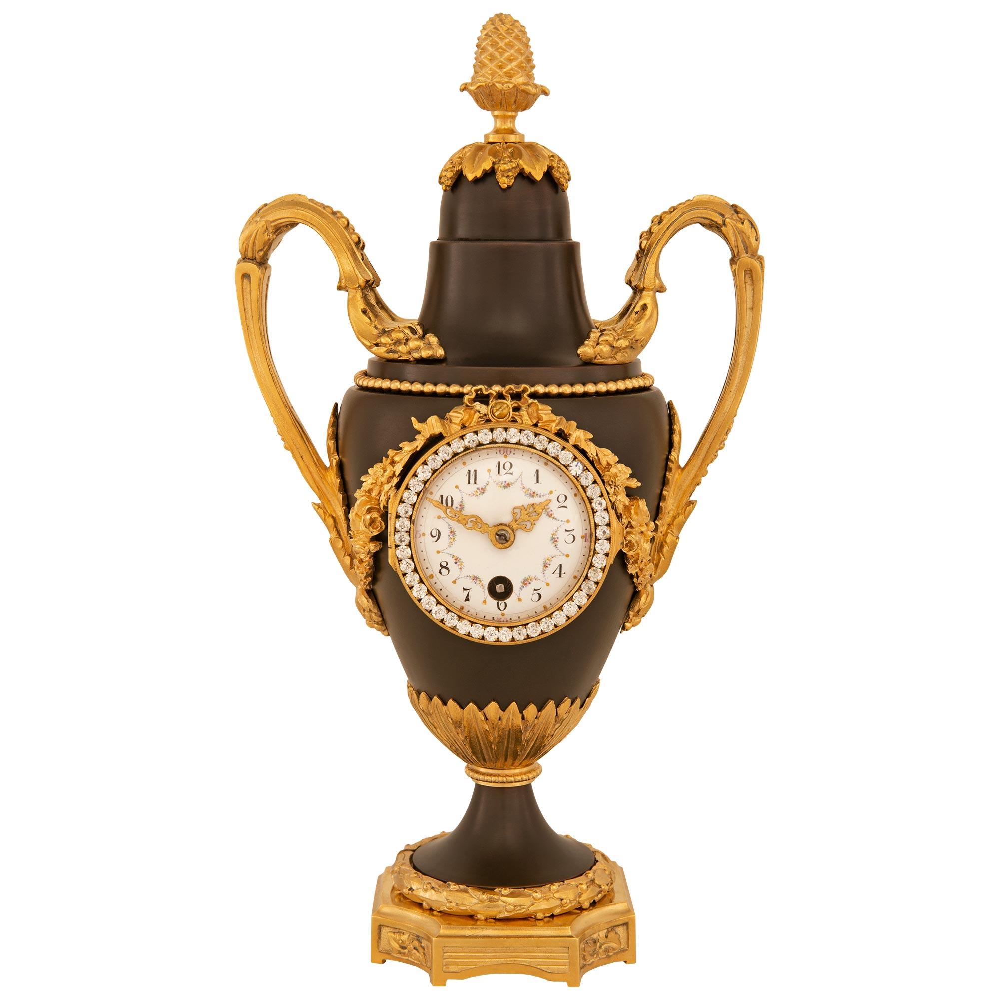 Horloge en bronze patiné et bronze doré de la fin du XIXe siècle de style Louis XVI en vente 4