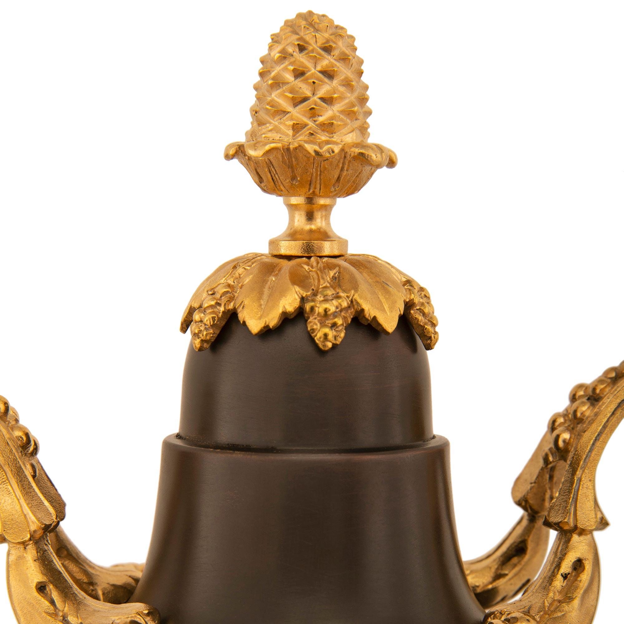 Französisch Ende 19. Jahrhundert Louis XVI St. Patinierte Bronze und Ormolu Uhr im Angebot 1
