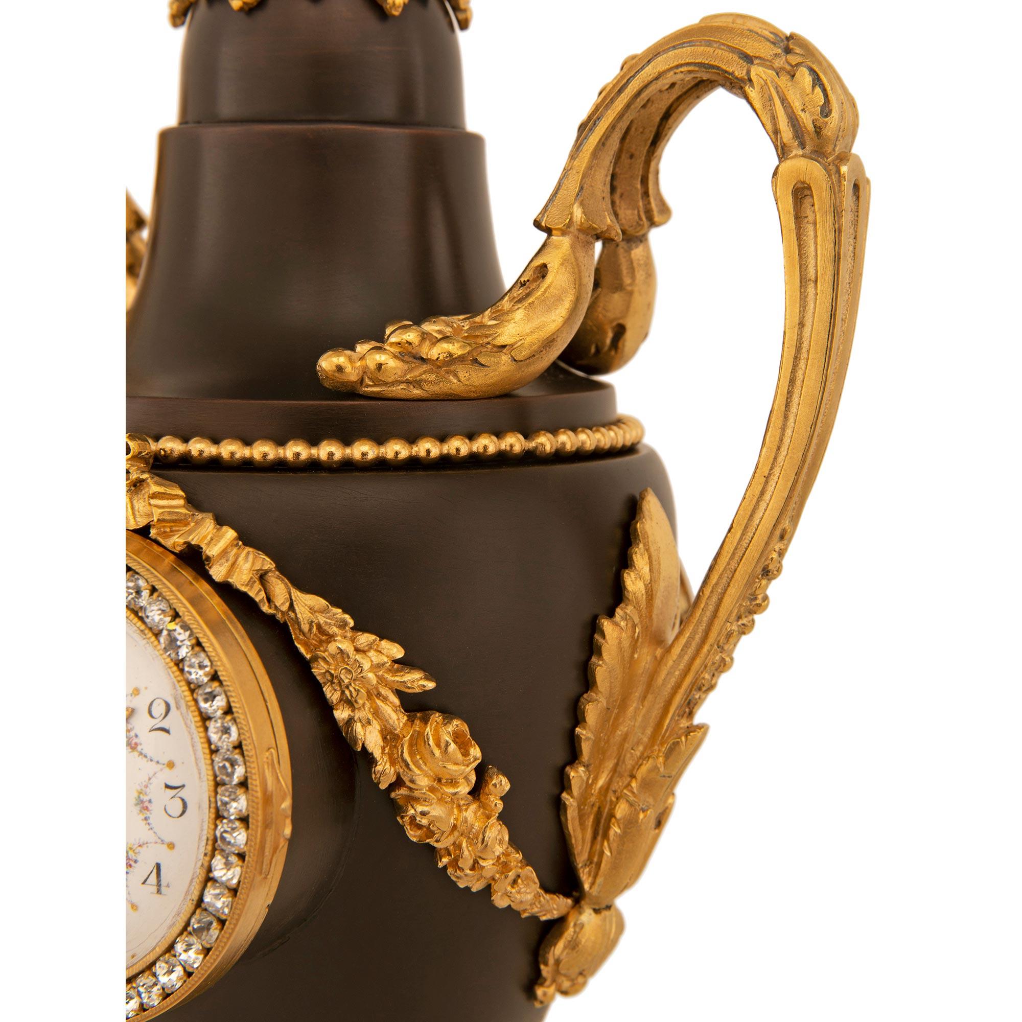 Bronze Horloge en bronze patiné et bronze doré de la fin du XIXe siècle de style Louis XVI en vente