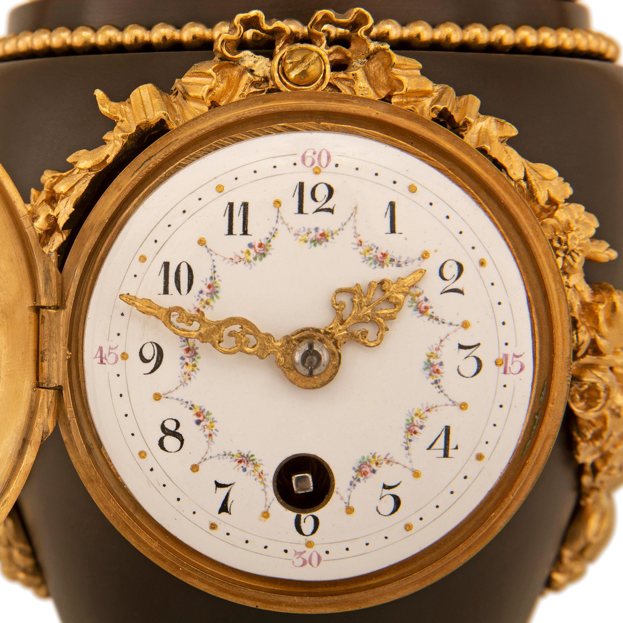 Horloge en bronze patiné et bronze doré de la fin du XIXe siècle de style Louis XVI en vente 1