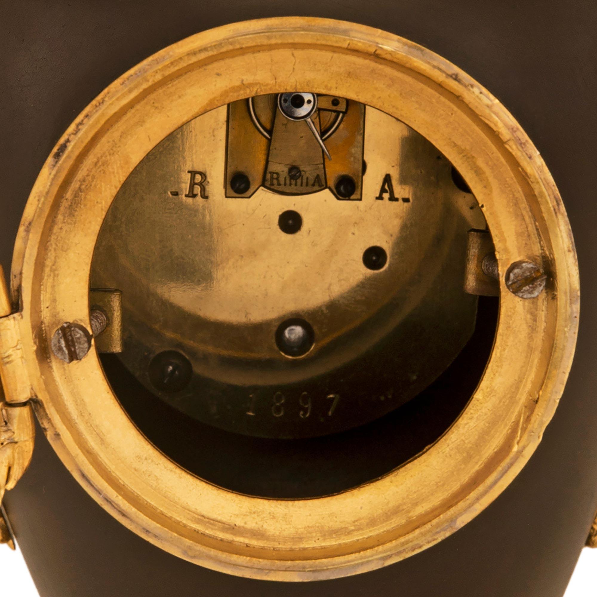 Horloge en bronze patiné et bronze doré de la fin du XIXe siècle de style Louis XVI en vente 3