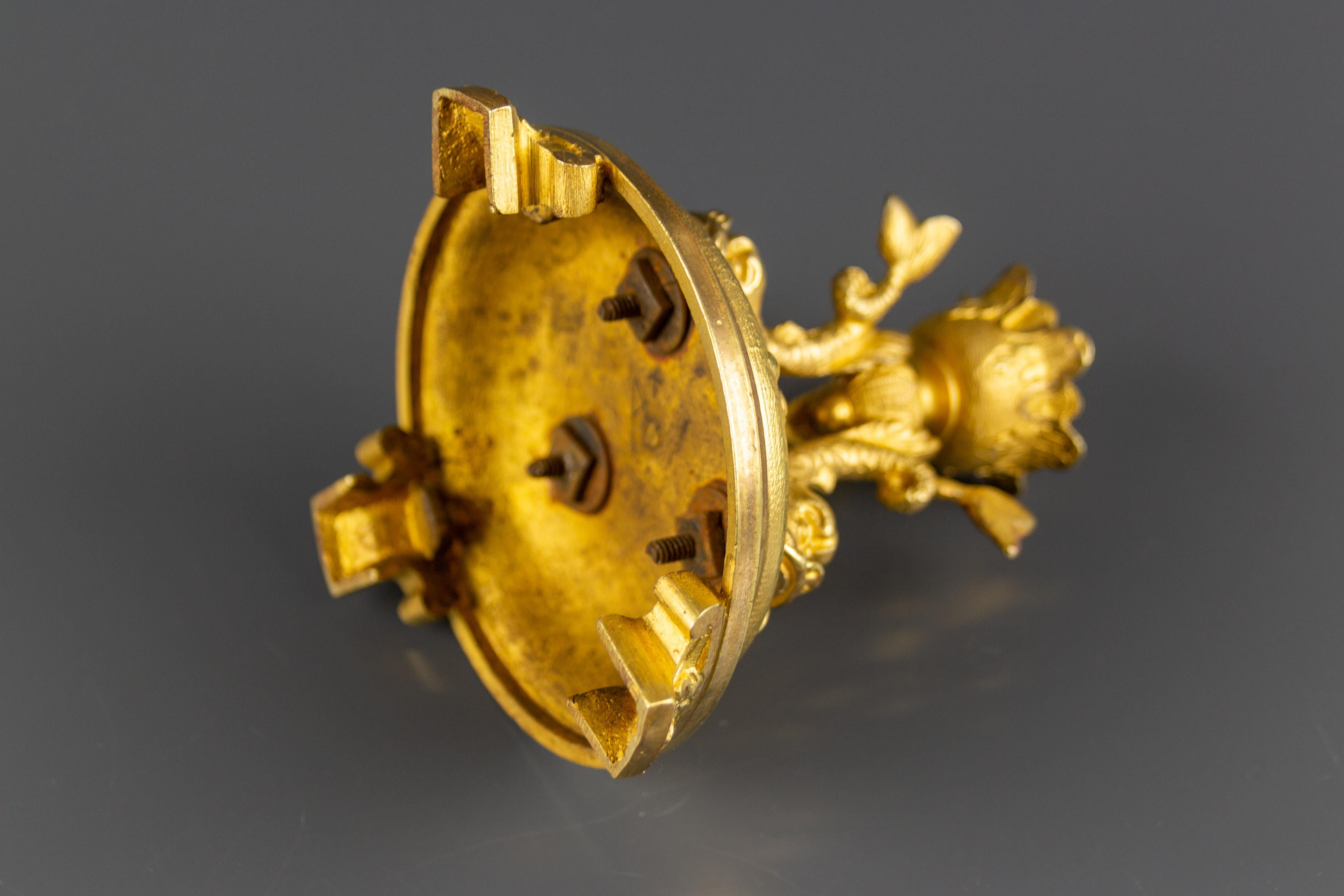 Candeliere francese della fine del XIX secolo in stile Luigi XVI in bronzo dorato con delfini in vendita 4