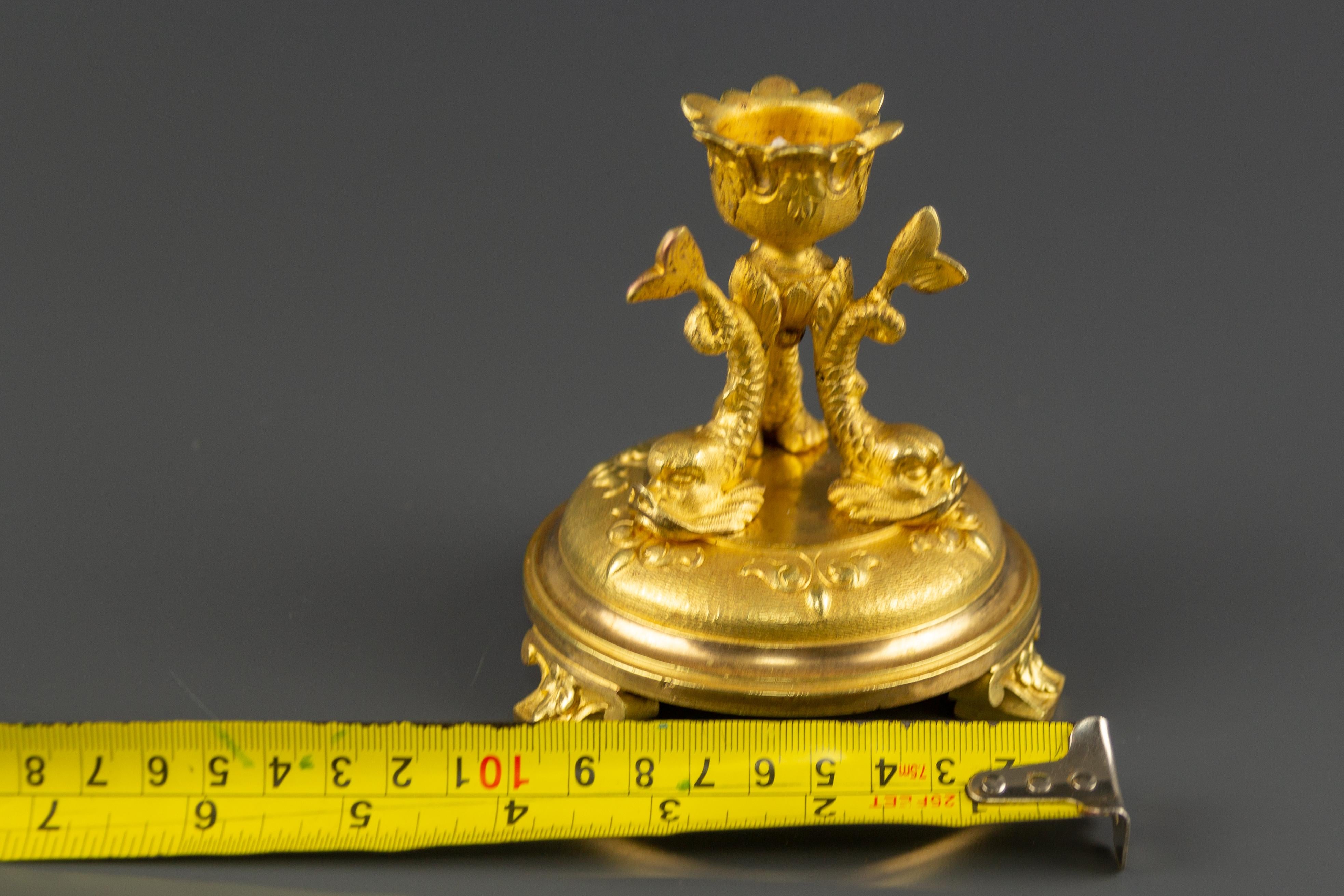 Candeliere francese della fine del XIX secolo in stile Luigi XVI in bronzo dorato con delfini in vendita 11