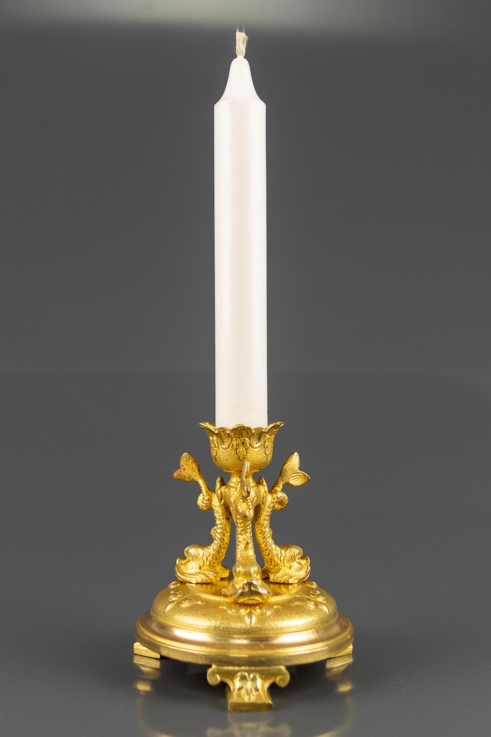 Candeliere francese della fine del XIX secolo in stile Luigi XVI in bronzo dorato con delfini in vendita 14