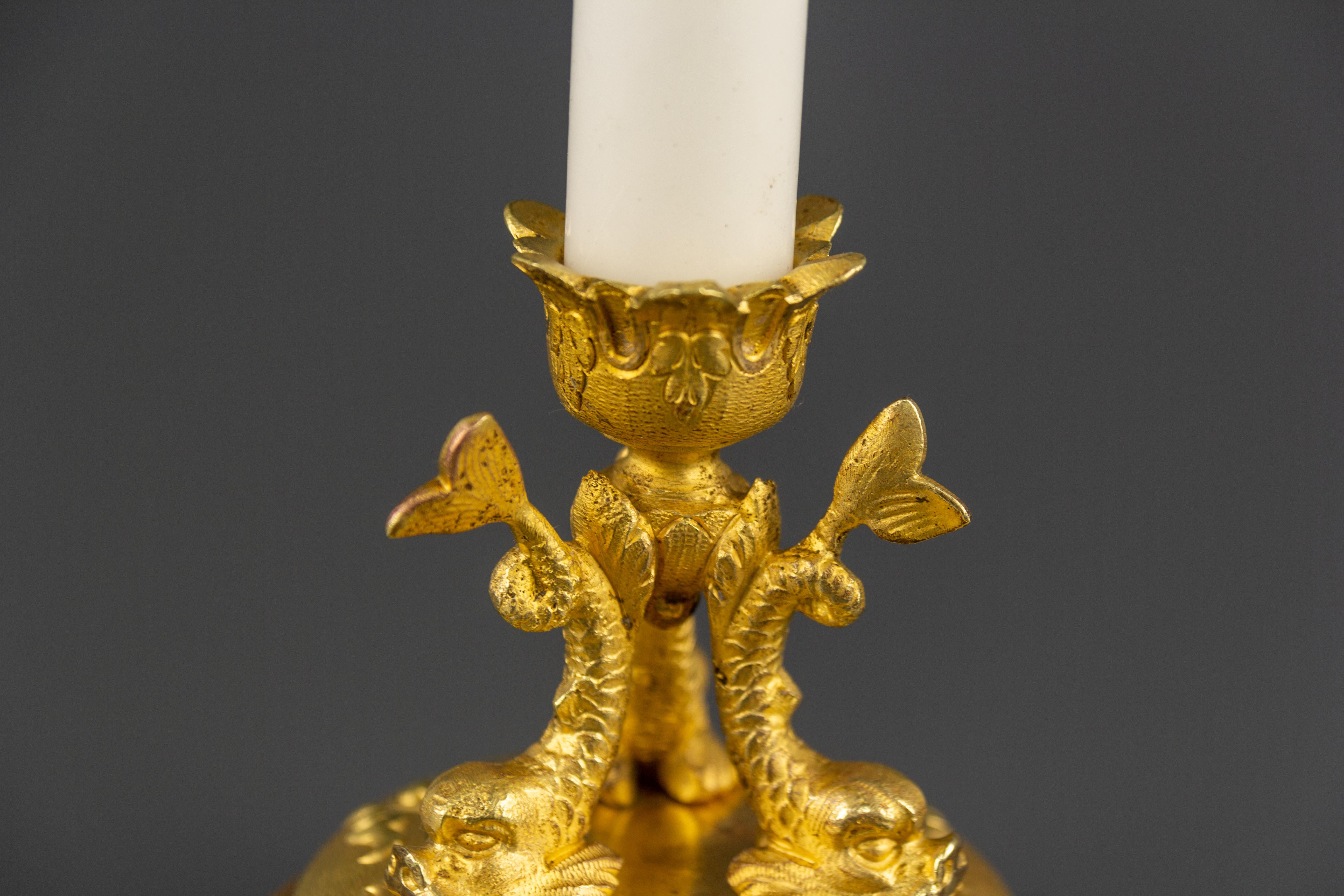 Dorato Candeliere francese della fine del XIX secolo in stile Luigi XVI in bronzo dorato con delfini in vendita