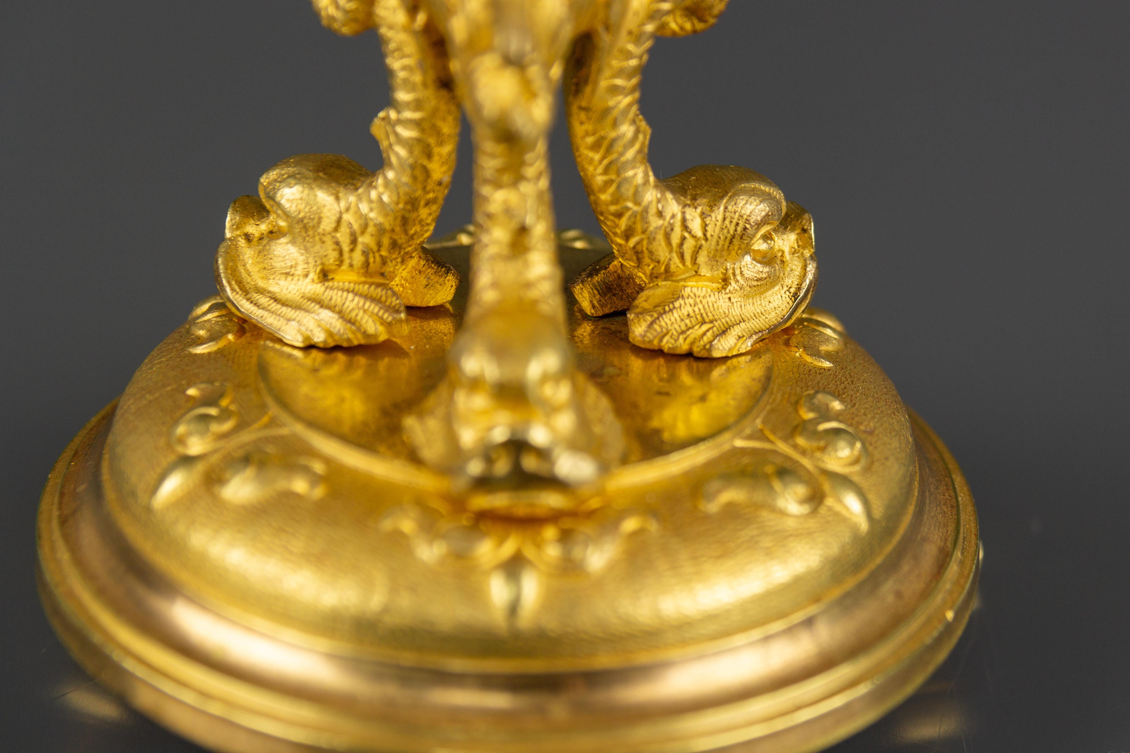 Candeliere francese della fine del XIX secolo in stile Luigi XVI in bronzo dorato con delfini in vendita 1