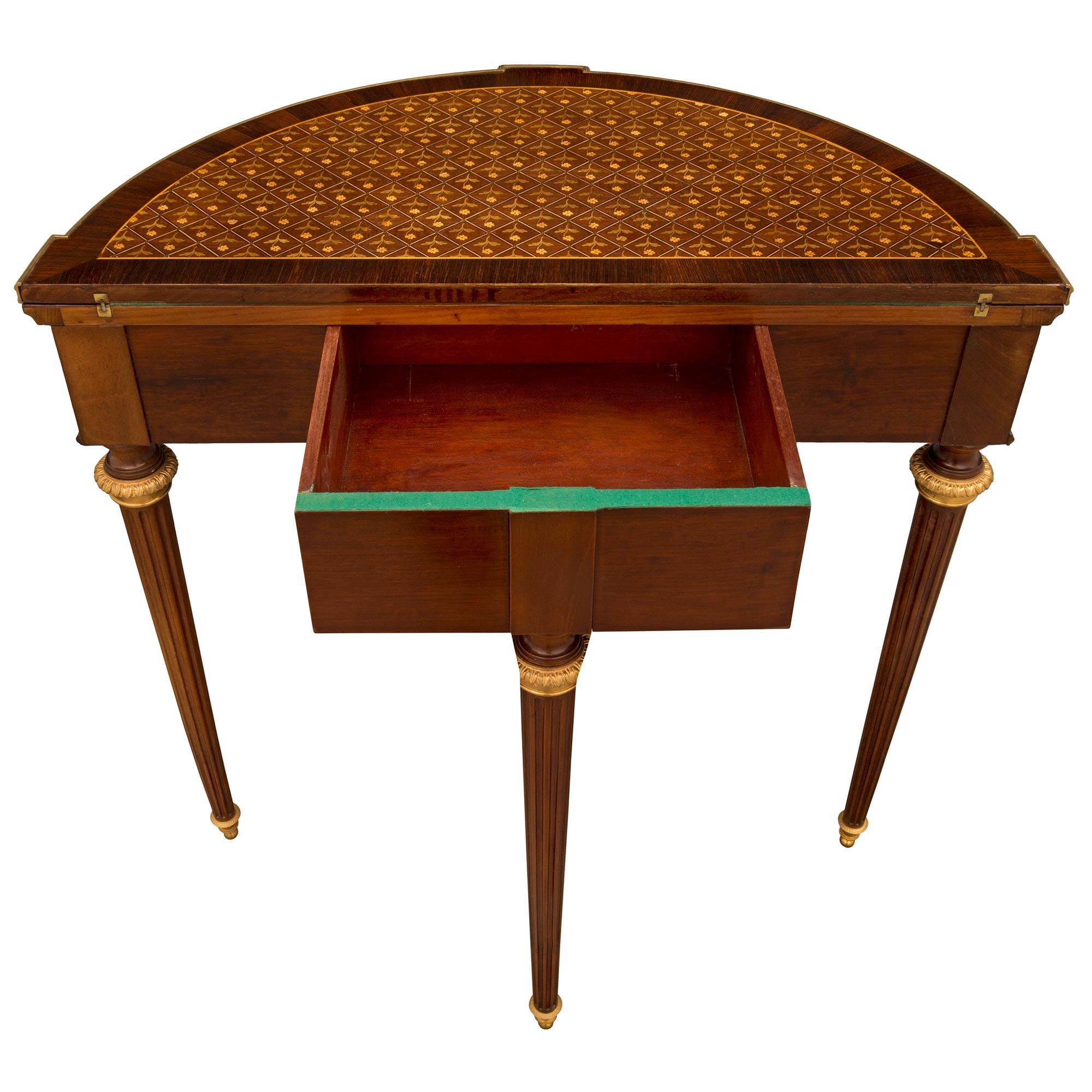 Français Table de jeu française de la fin du XIXe siècle de style Louis XVI en acajou et bronze doré