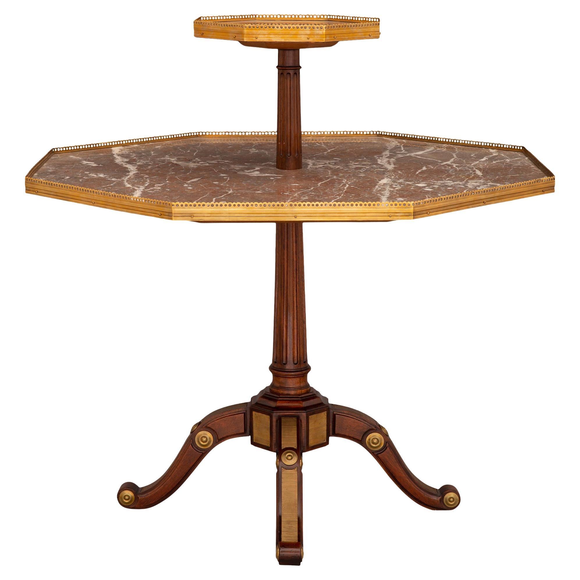 Table centrale à deux niveaux de style Louis XVI de la fin du XIXe siècle, montée sur un socle en vente