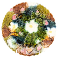 Assiette Barbotine en majolique de la fin du 19e siècle avec fraises et fleurs