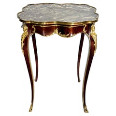 Table d'appoint française de la fin du 19e siècle à plateau de marbre et montures en bronze
