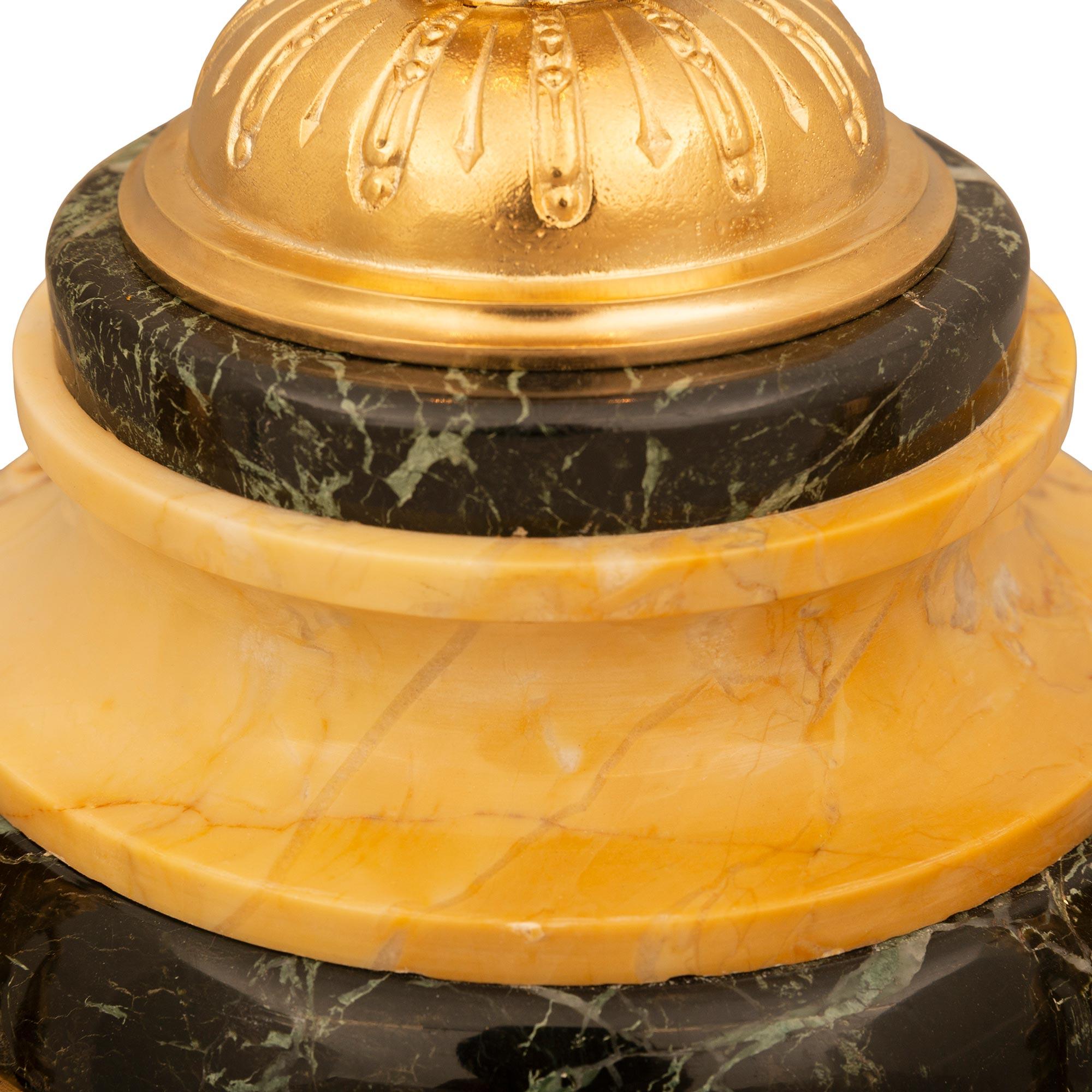 Lámpara francesa de mármol y ormolu de la época de Napoleón III de finales del siglo XIX en Bueno estado para la venta en West Palm Beach, FL