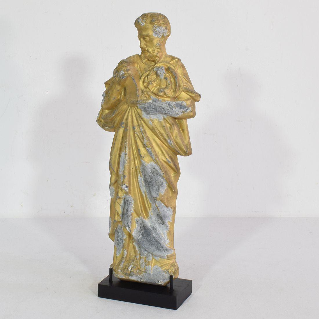 Merveilleuse statue de saint en métal doré avec une belle expression,
France, vers 1880-1900.
Météorisé. Les mesures comprennent la base en bois.