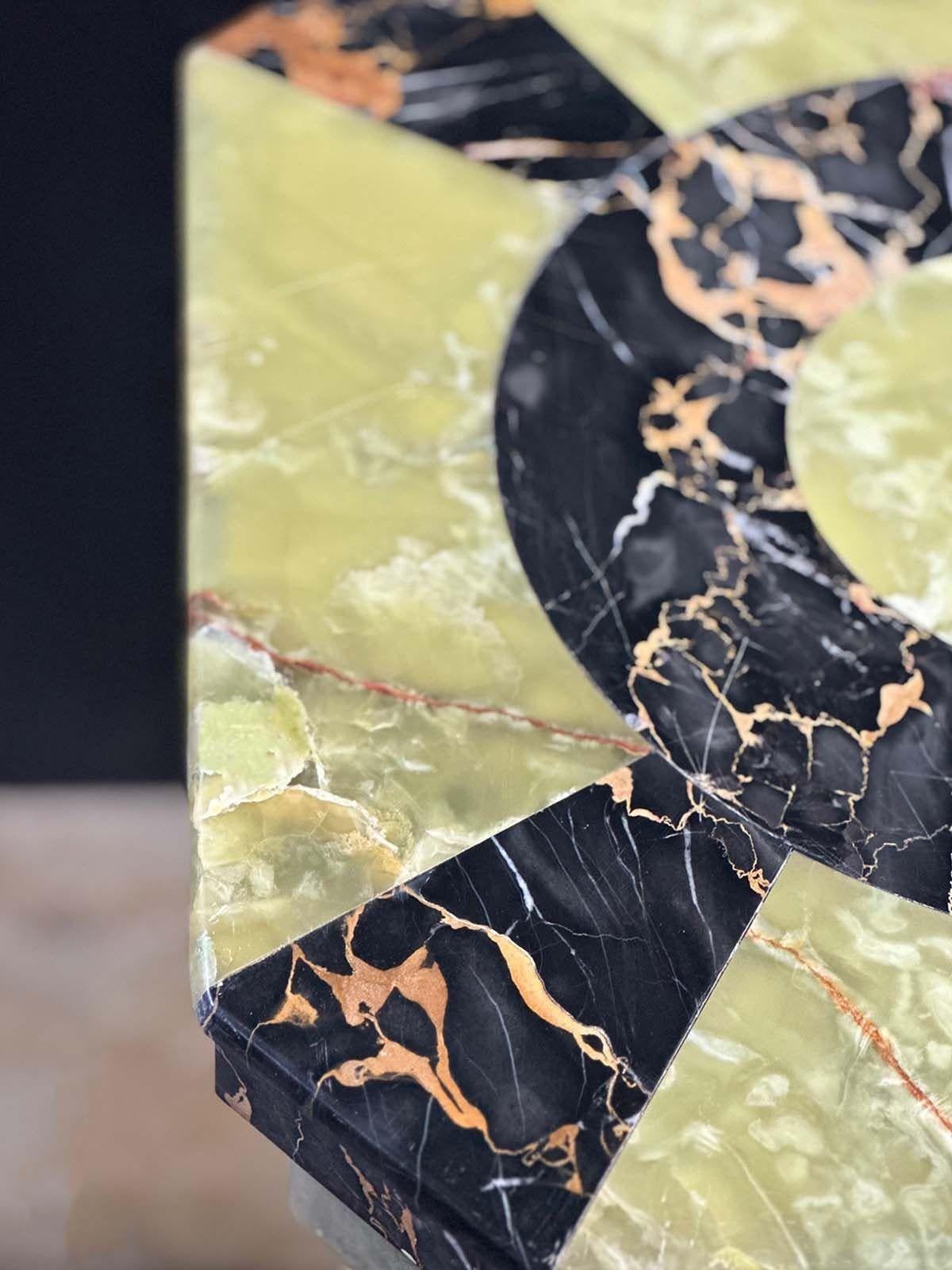 Français Table d'appoint française de la fin du XIXe siècle en onyx et marbre cloisonné en vente