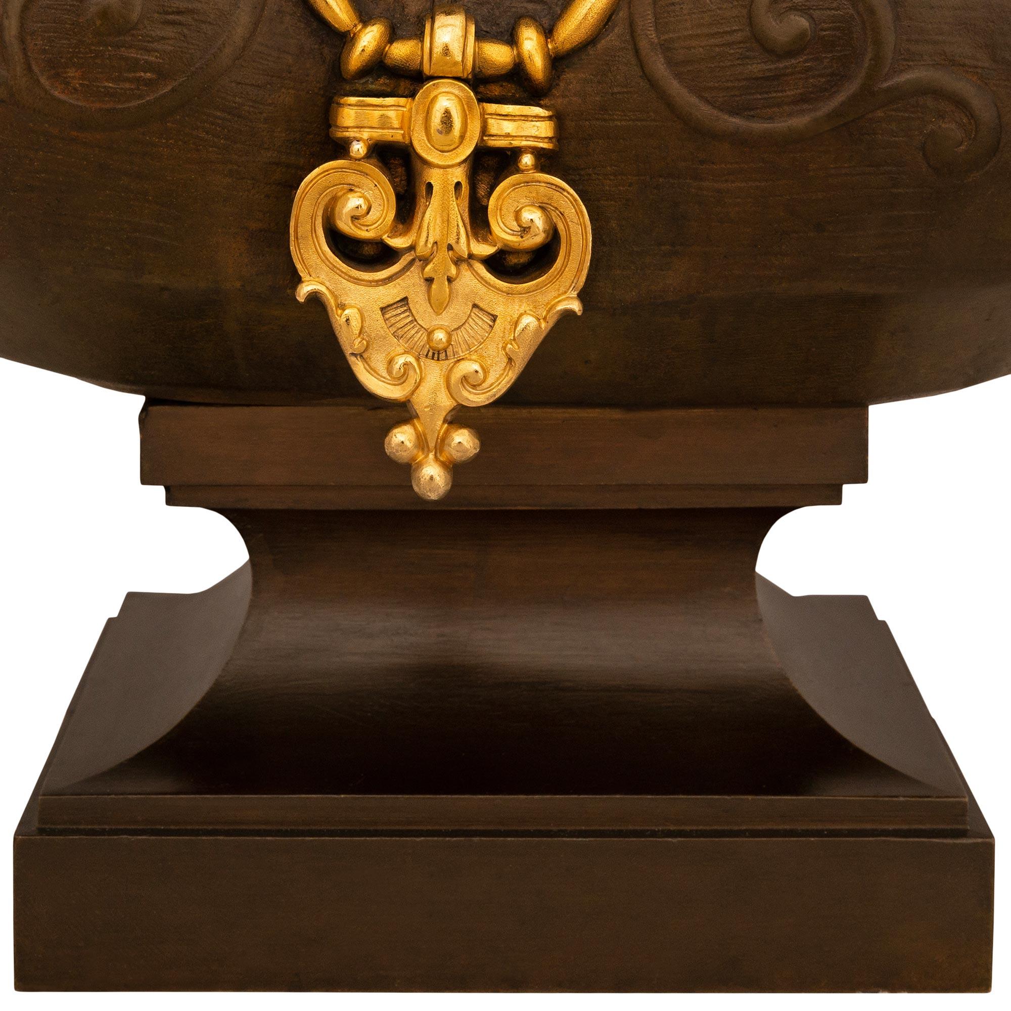 Busto in bronzo patinato e ormolu di Raffaella, Francia, fine XIX secolo in vendita 4