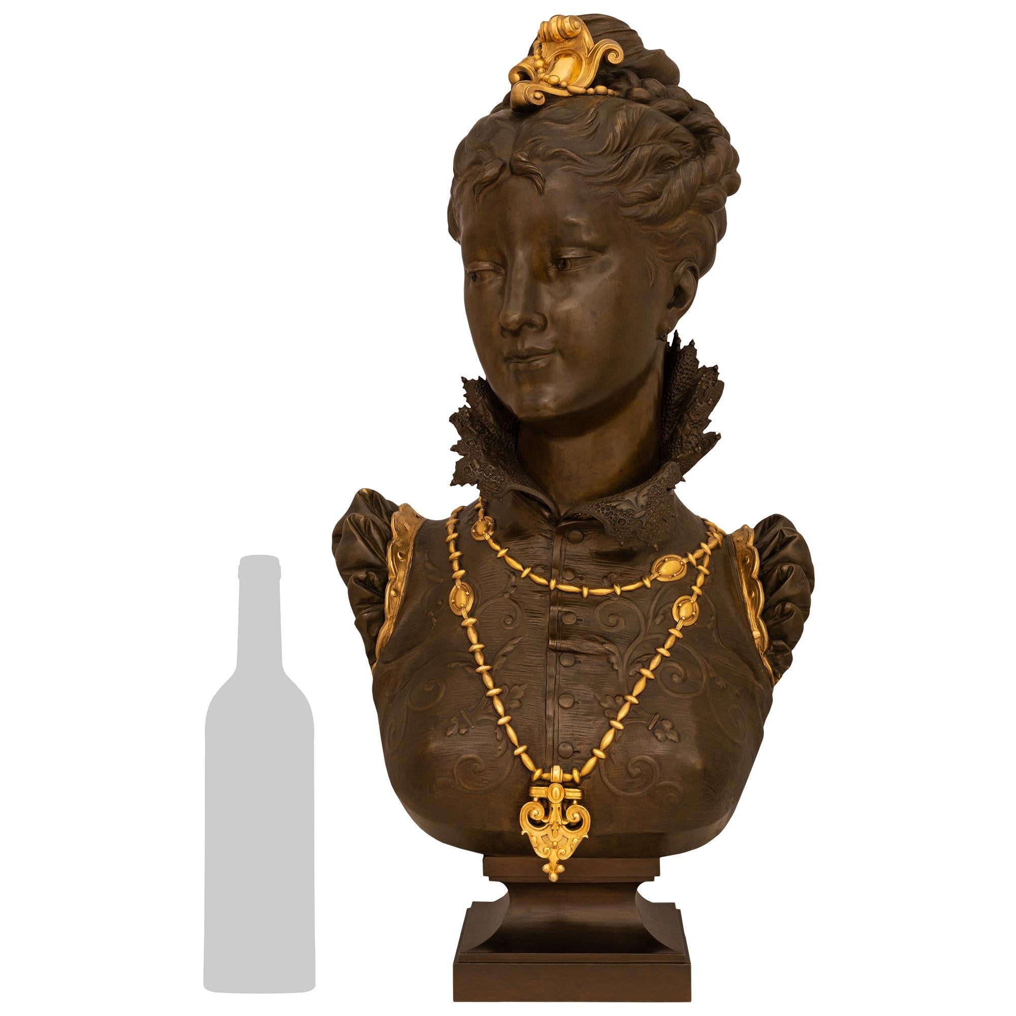 Un elegante e imponente busto di Raffaella in bronzo patinato e ormolu della fine del XIX secolo, firmato Faure de Brousse. Questo bellissimo busto raffigura una principessa dell'epoca rinascimentale, Raphaella, decorata con intricate collane e una