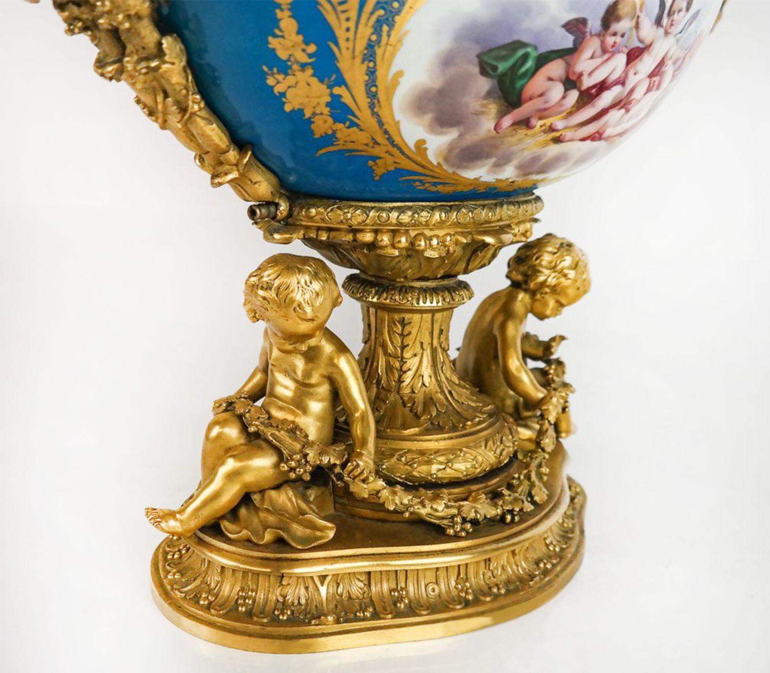 French Late 19th Century Porcelain & Gilt Bronze Centerpiece For Sale 3