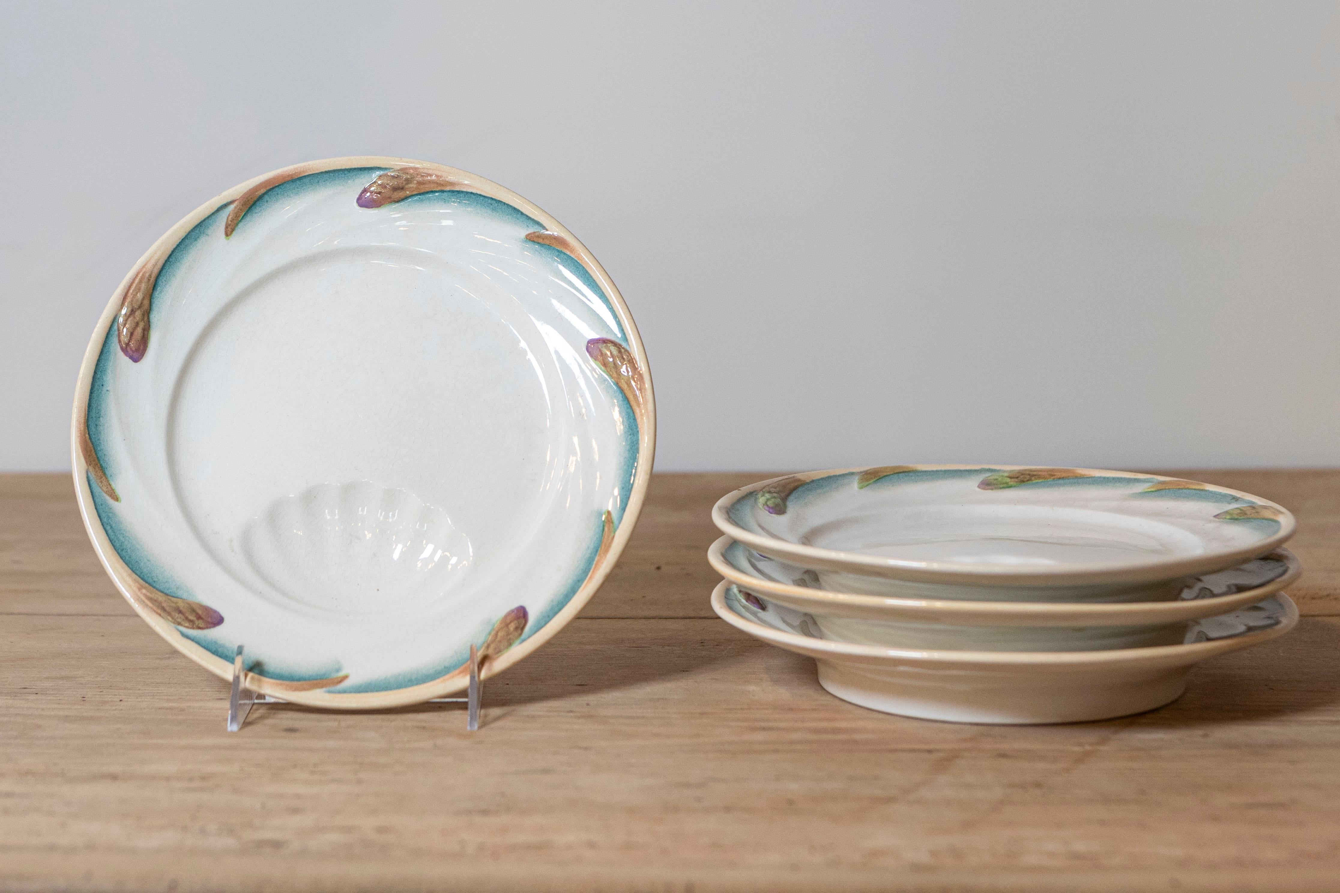 Quatre assiettes à asperges de Sarreguemines datant de la fin du XIXe siècle, avec des accents sarcelle et un trou en forme de coquille pour la sauce. Il nous reste actuellement quatre plaques, vendues à l'unité. Nées en France dans les dernières