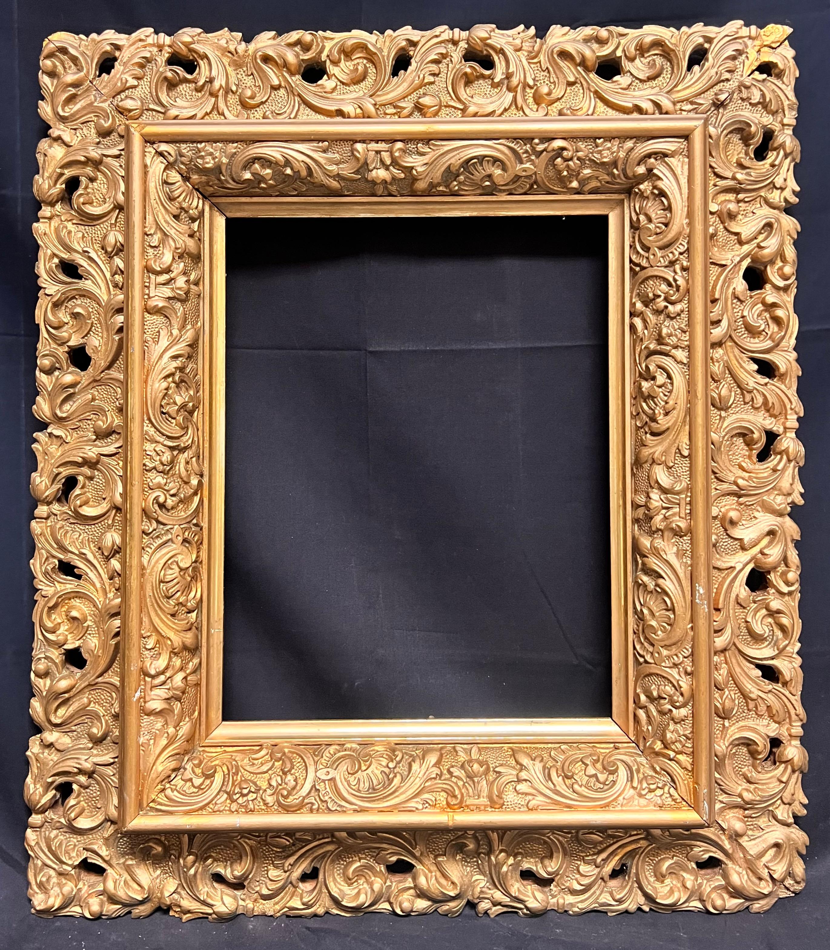 Antique French Marco Dorado Ornamentado
Tamaño exterior del marco: 23 x 20 pulgadas (retrato)
Tamaño del marco interior: 14. x 11,5 pulgadas (vertical)

Este impresionante marco francés antiguo presenta un elaborado e intrincado diseño tallado con