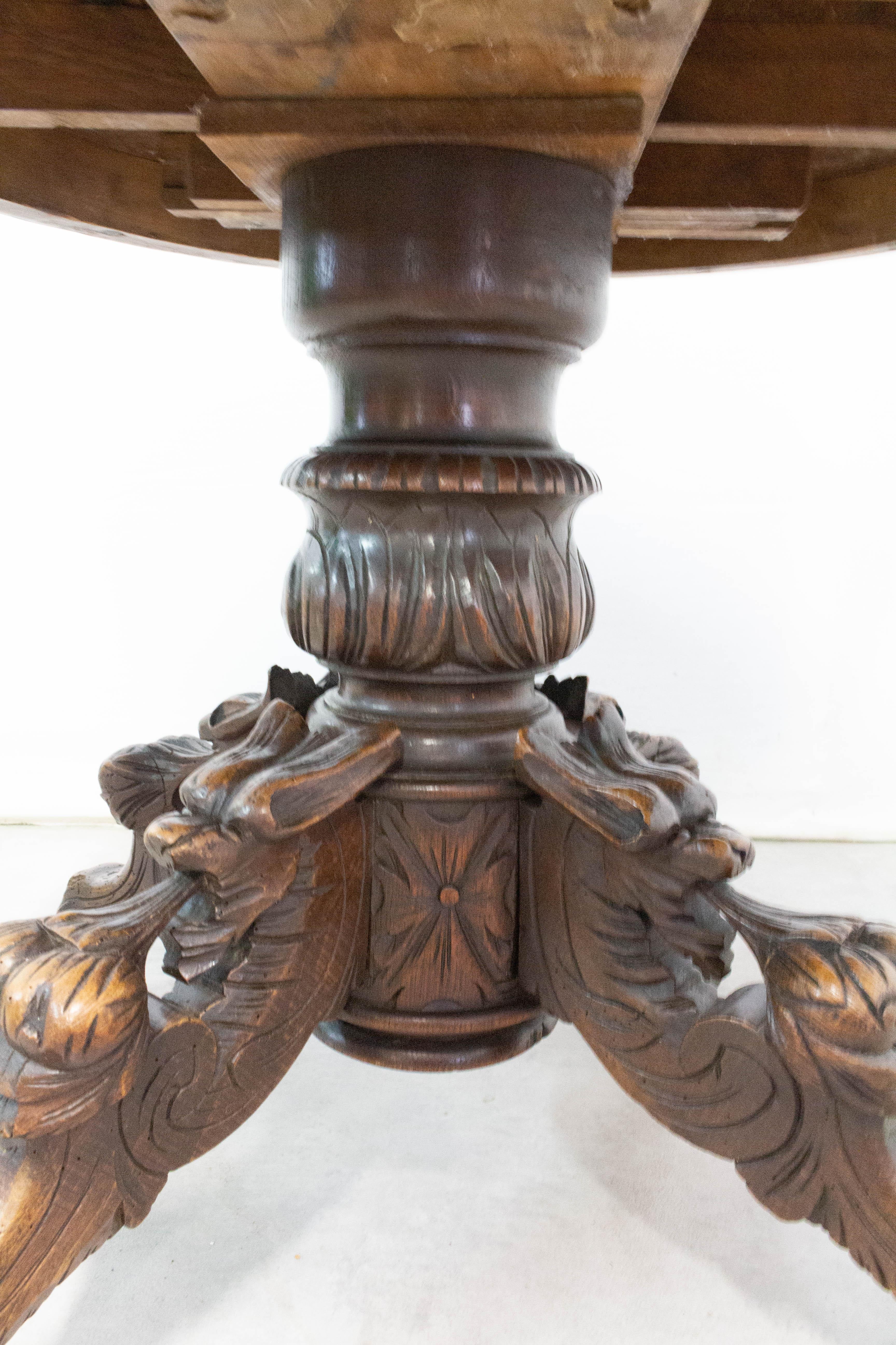 Französischer Beistelltisch des späten 19. Jahrhunderts Grotesker Pedestal-Tisch, geschnitzte Eiche (Eichenholz) im Angebot