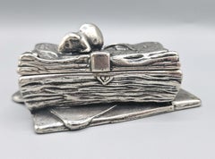 Cajita para baratijas o joyas francesa de finales del siglo XIX, de bronce plateado, con forma de ratón sobre un libro