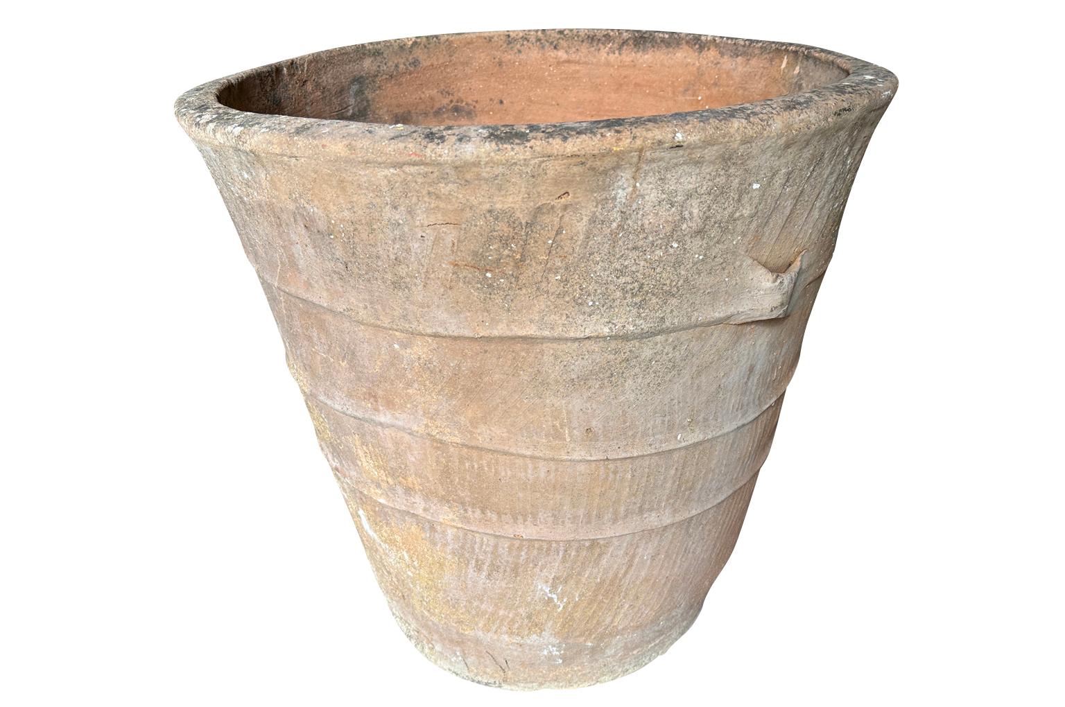 Un affascinante vaso in terracotta della fine del XIX secolo proveniente dal sud della Francia.  Patina super.
