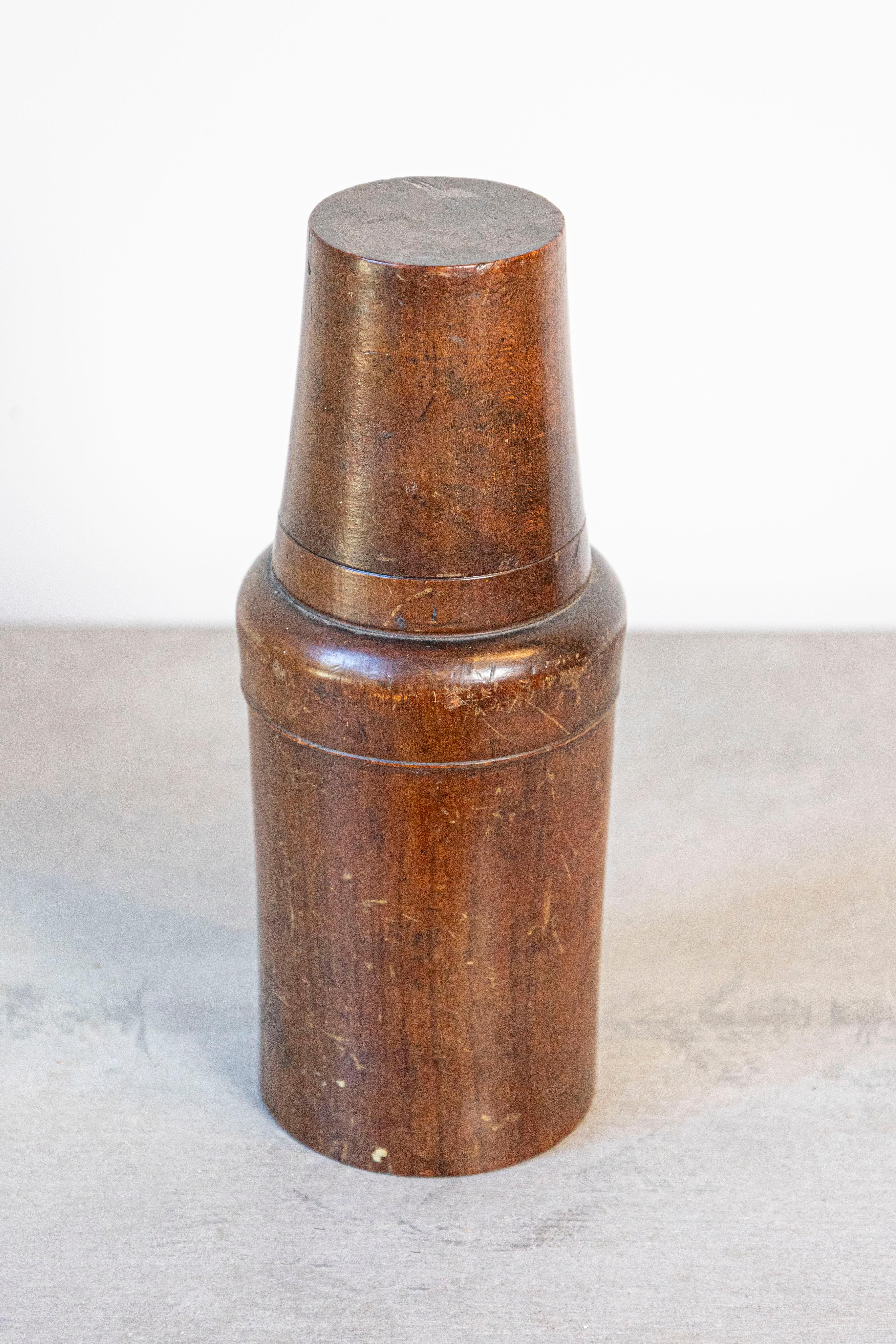 Una grande bottiglia francese in terracotta della fine del XIX secolo, con coperchio conico che funge da coppa e corpo affusolato. Nata in Francia negli ultimi anni del XIX secolo, questa bella bottiglia in terracotta affascina i nostri occhi con il