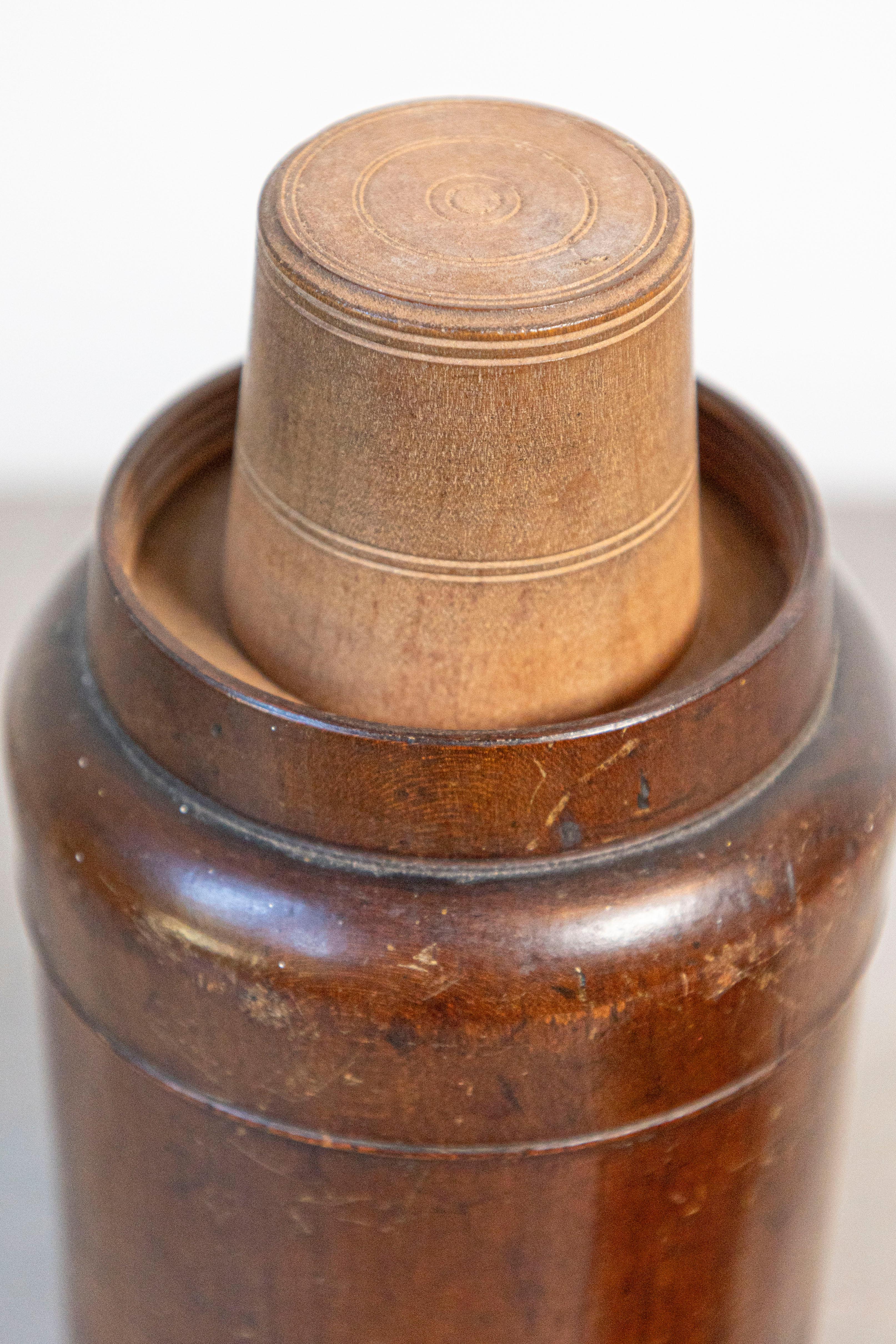 Francese Bottiglia francese della fine del XIX secolo in terracotta con coperchio conico che funge da tazza in vendita