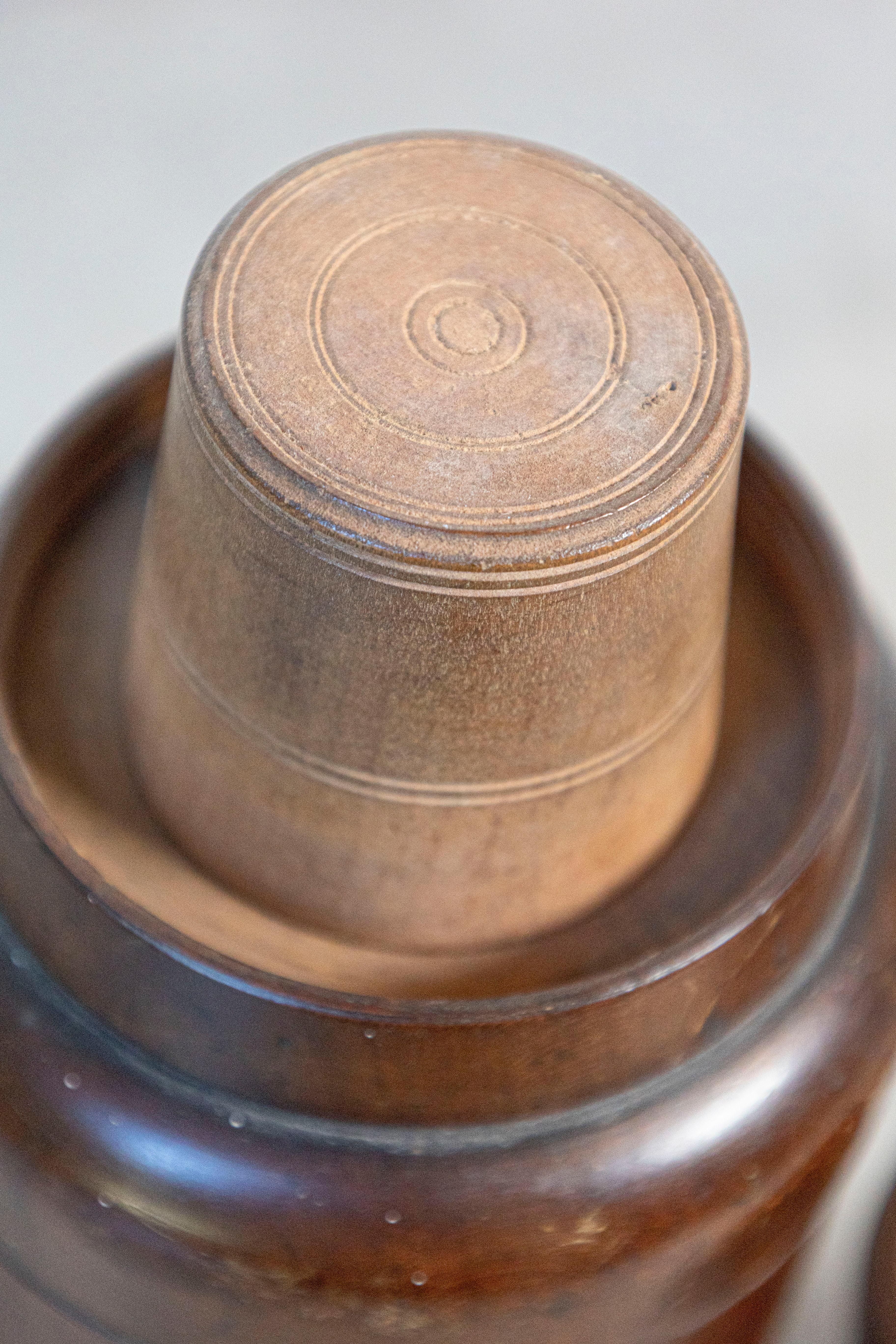 Bottiglia francese della fine del XIX secolo in terracotta con coperchio conico che funge da tazza In condizioni buone in vendita a Atlanta, GA