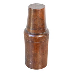 Französische Steingutflasche des späten 19. Jahrhunderts mit konischem Deckel und Serviergeschirr als Tasse