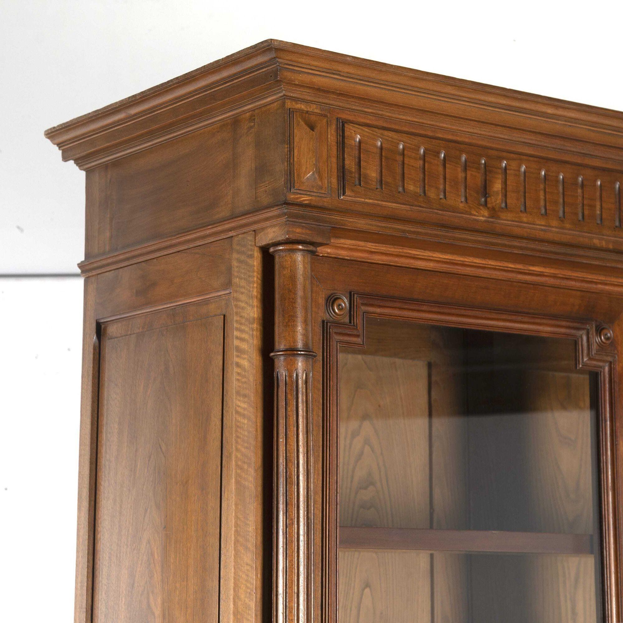French Late 19th Century Walnut Bookcase For Sale 2