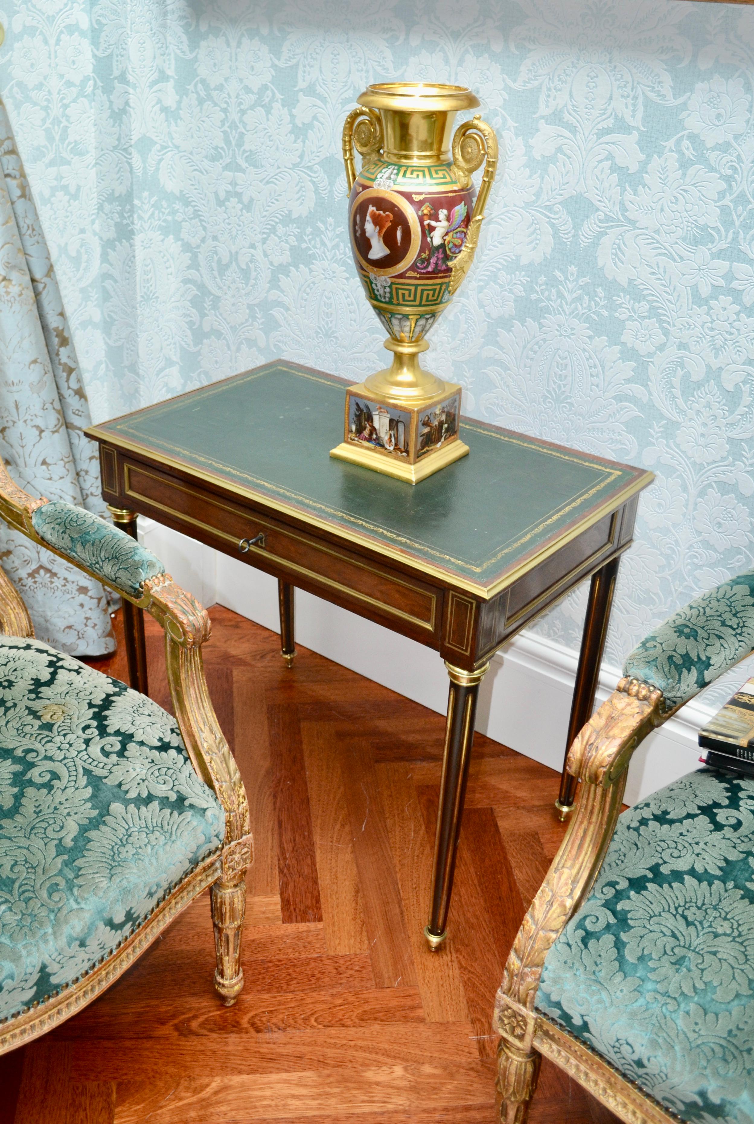 Bureau/console en acajou garni de laiton de style Louis XVI de la fin du 19e siècle en vente 3