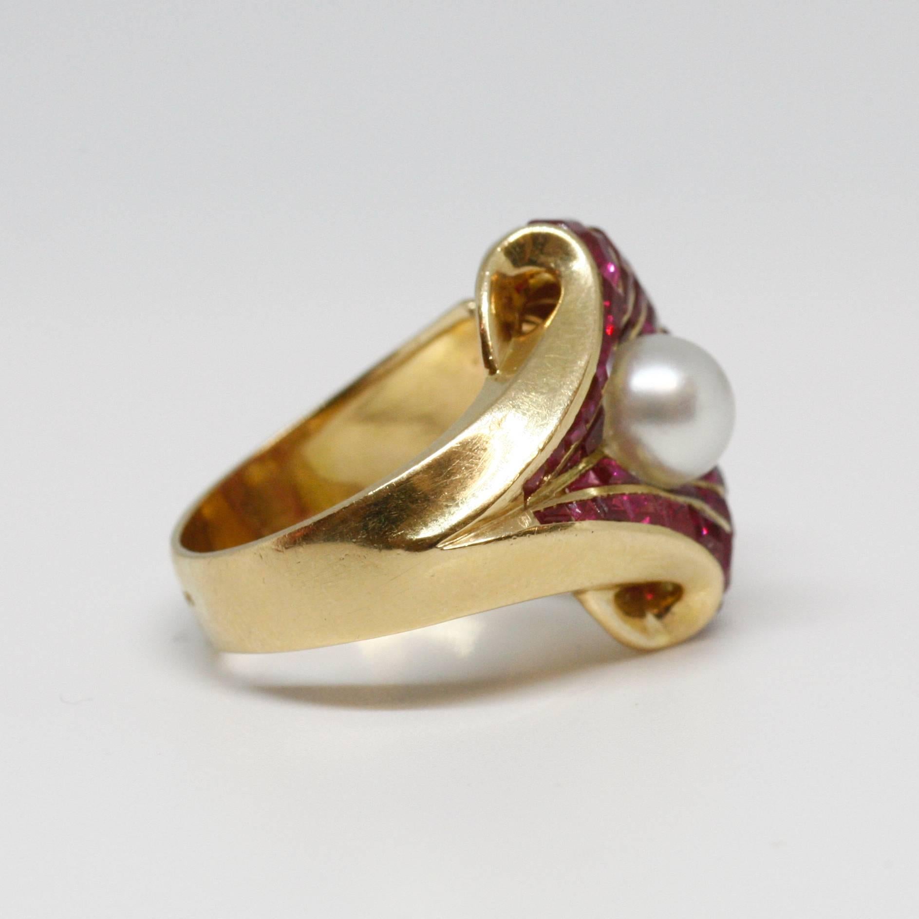 French Late Art Deco Gold Ruby and Pearl Ring In Excellent Condition In Paris, FR