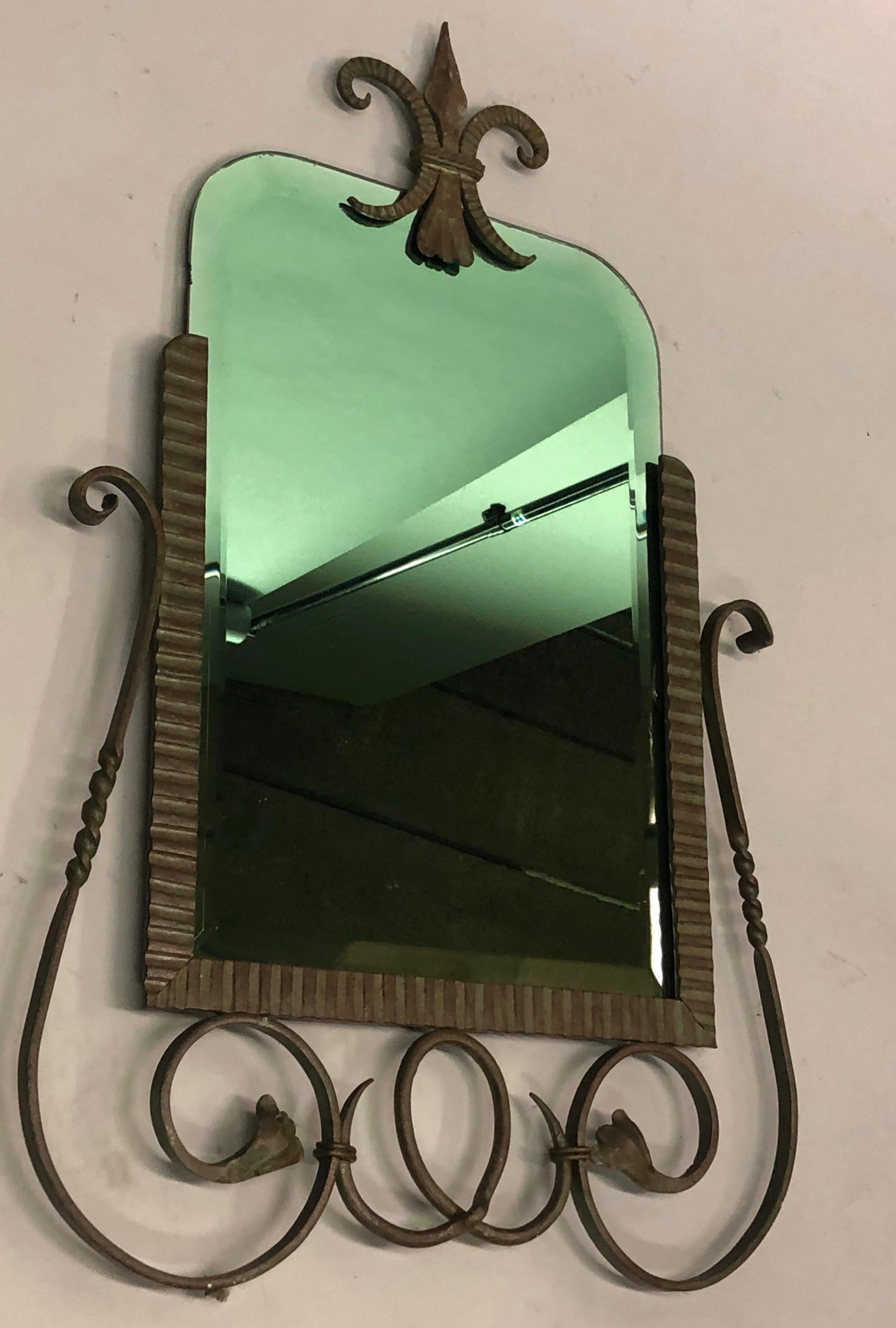 Martellato Specchio francese tardo Art Deco / moderno neoclassico in bronzo e ferro, G. Poillerat in vendita